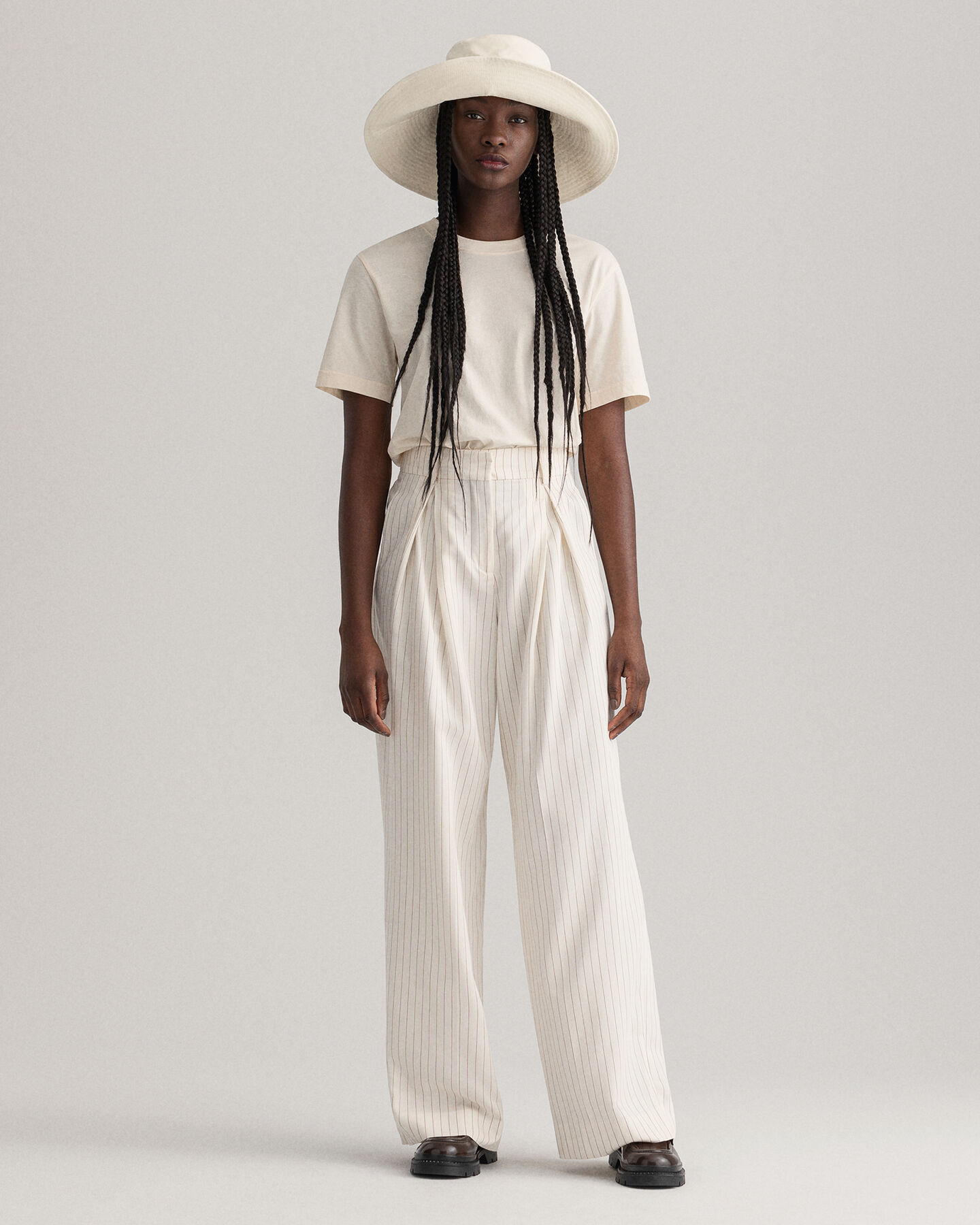 Pantalon pliss&eacute; &agrave; jambes larges et rayures tennis