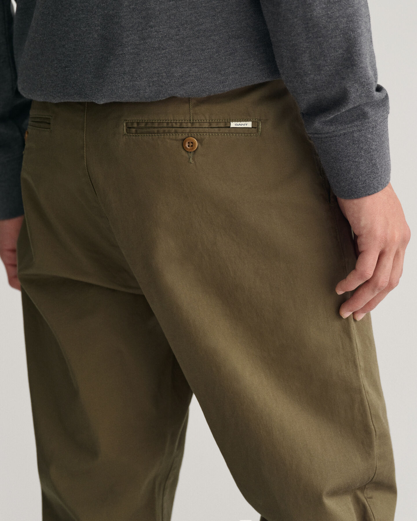 Pantalon chino coupe fuselée en sergé