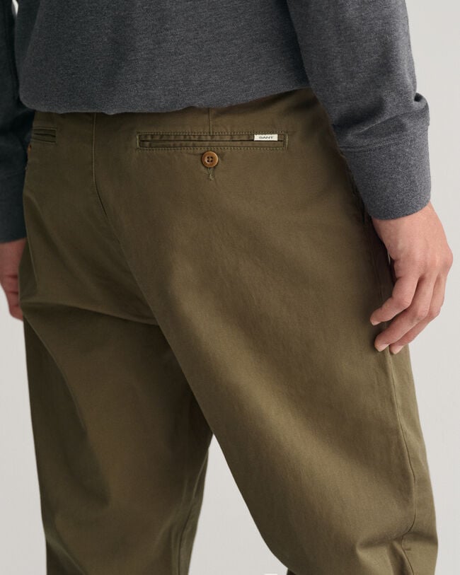 Pantalon chino coupe fuselée en sergé