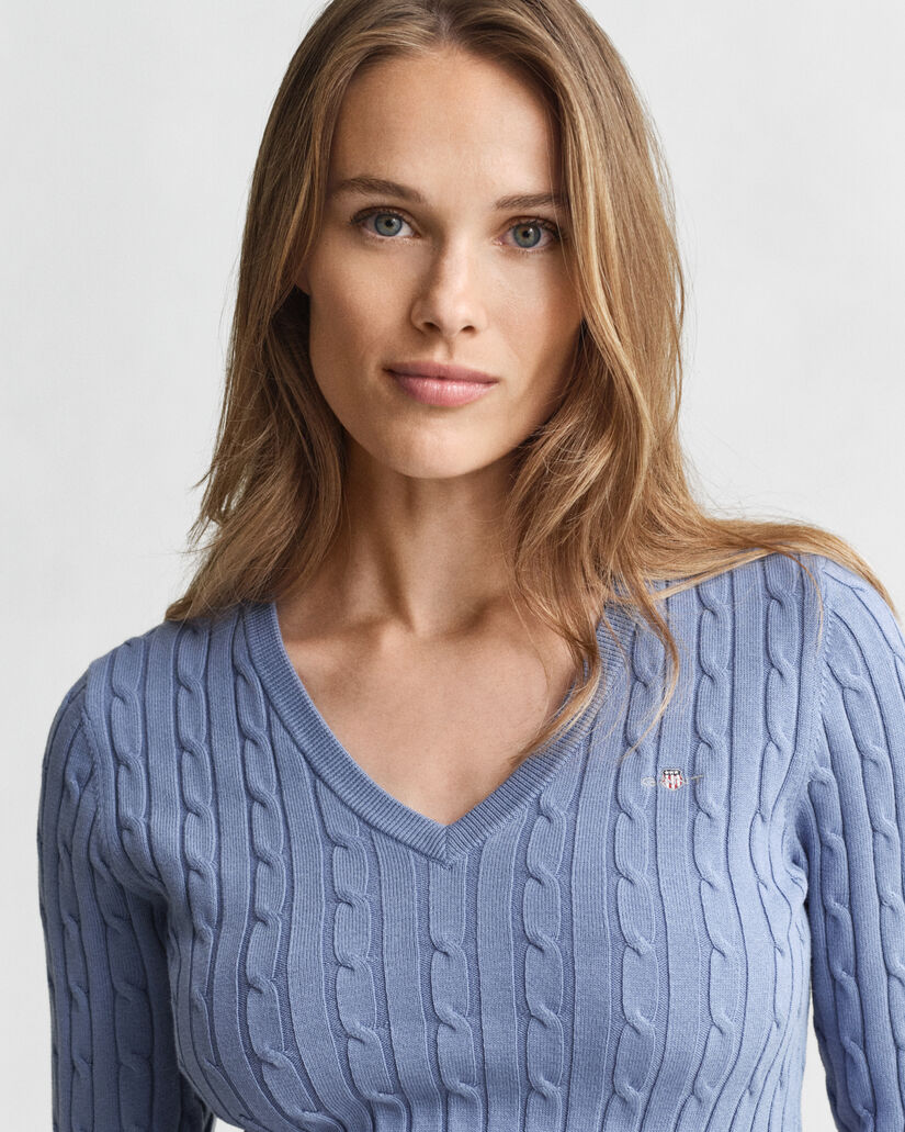 Pull col V en maille de coton stretch à torsades