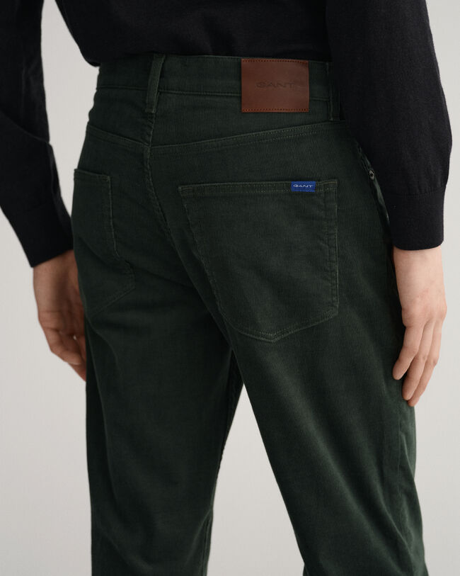 Jean slim fit en velours c&ocirc;tel&eacute; Hayes