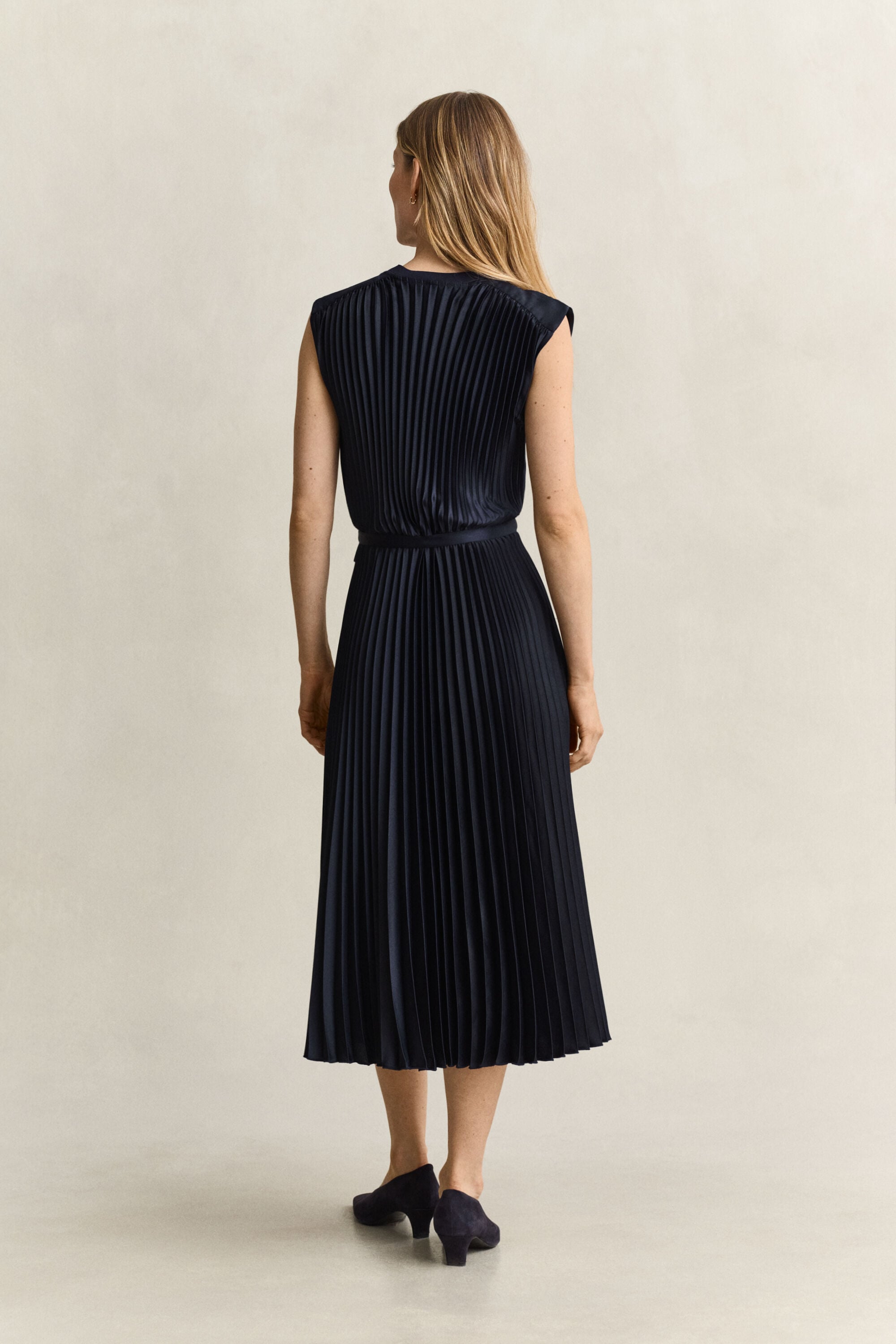 Robe plissée à ceinture.