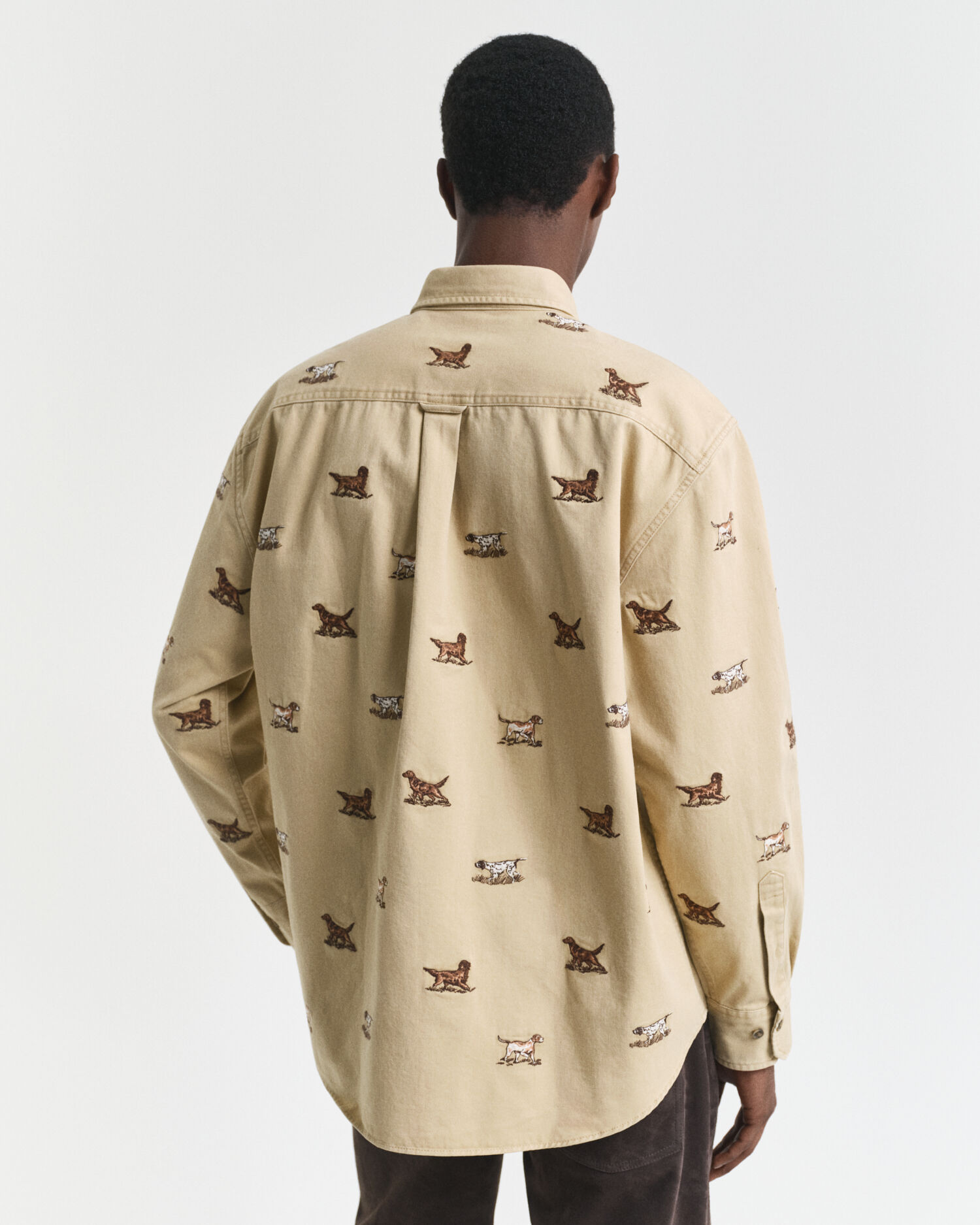 Chemise coupe décontractée en sergé avec motif brodé