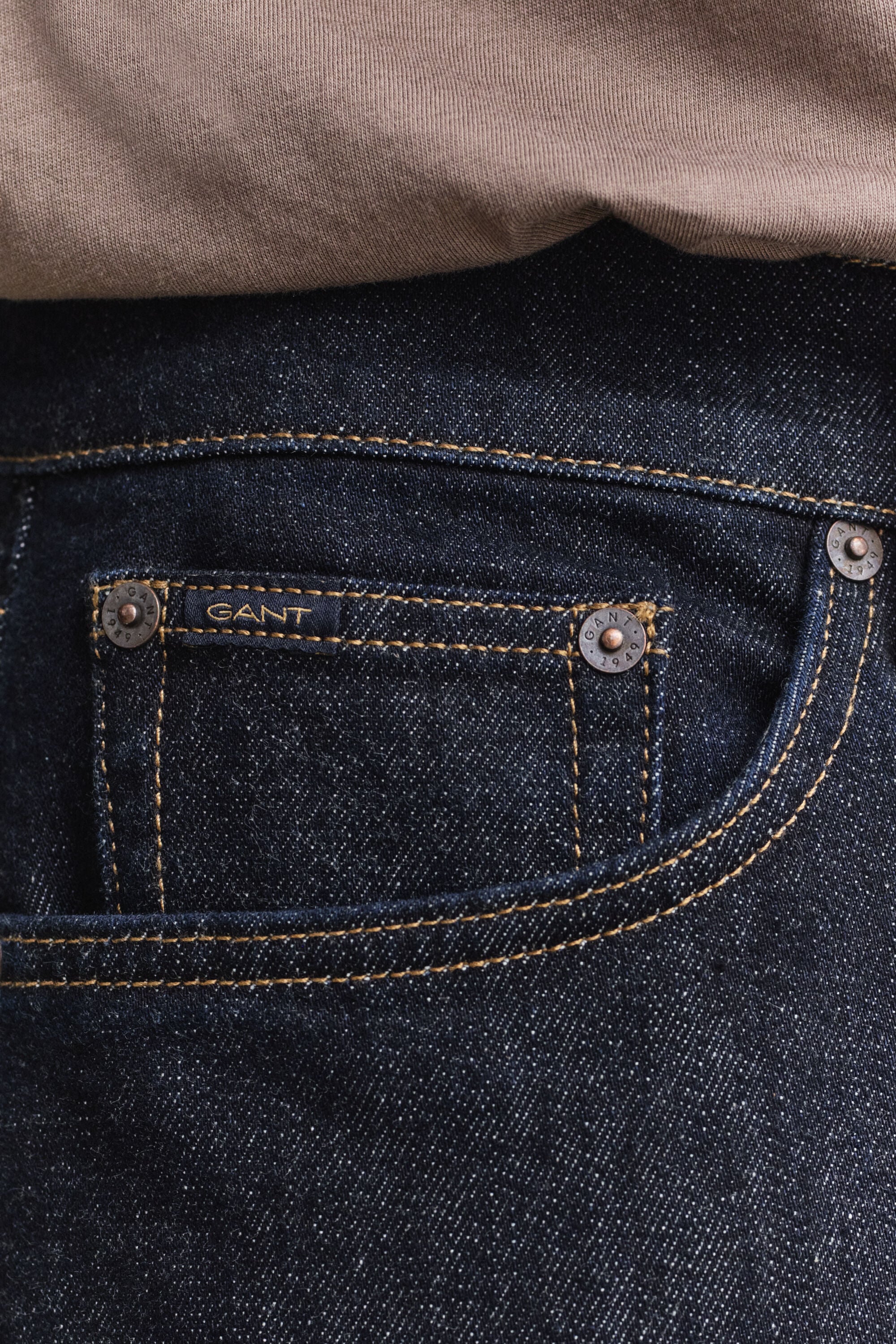 Jean coupe slim à délavage épuré