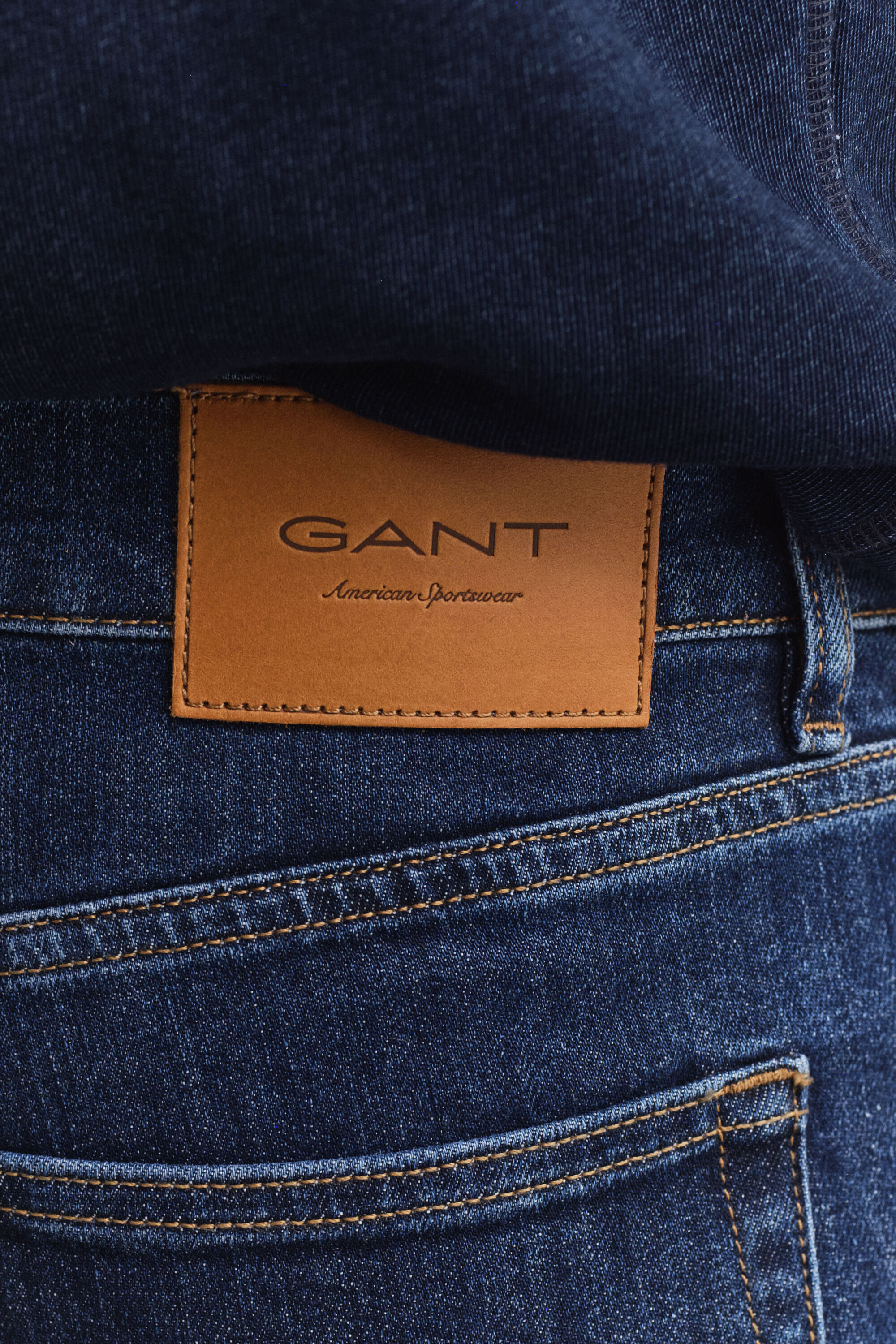 Jean coupe slim à délavage épuré