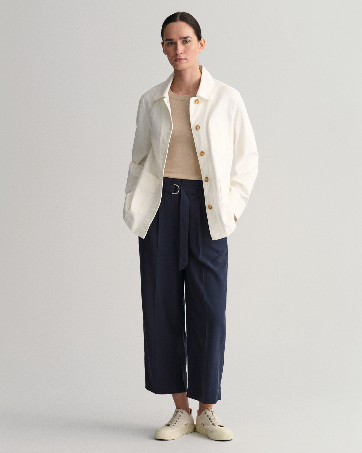 Pantalon court &agrave; jambes larges avec ceinture