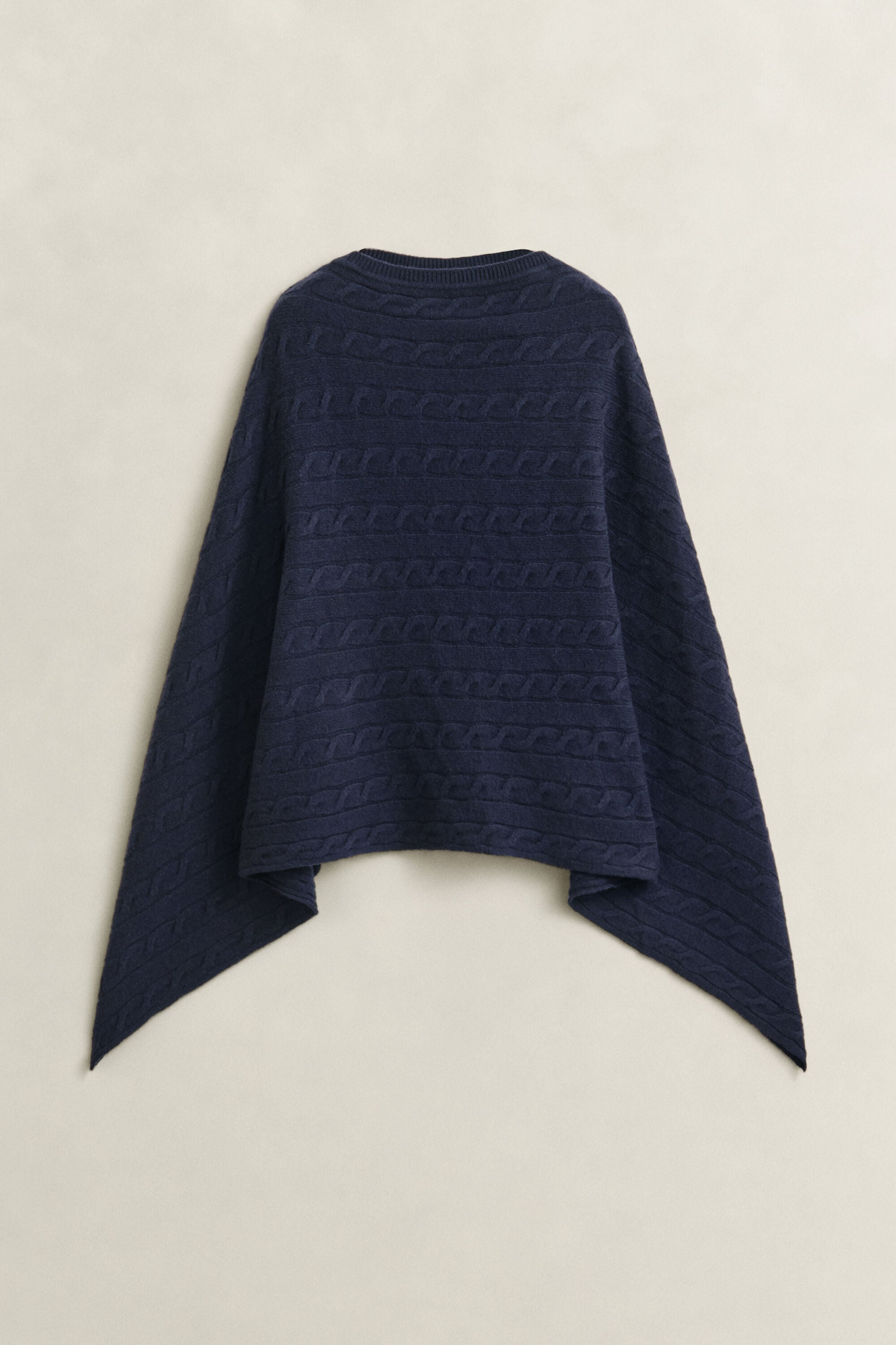 Poncho en maille de laine à torsades