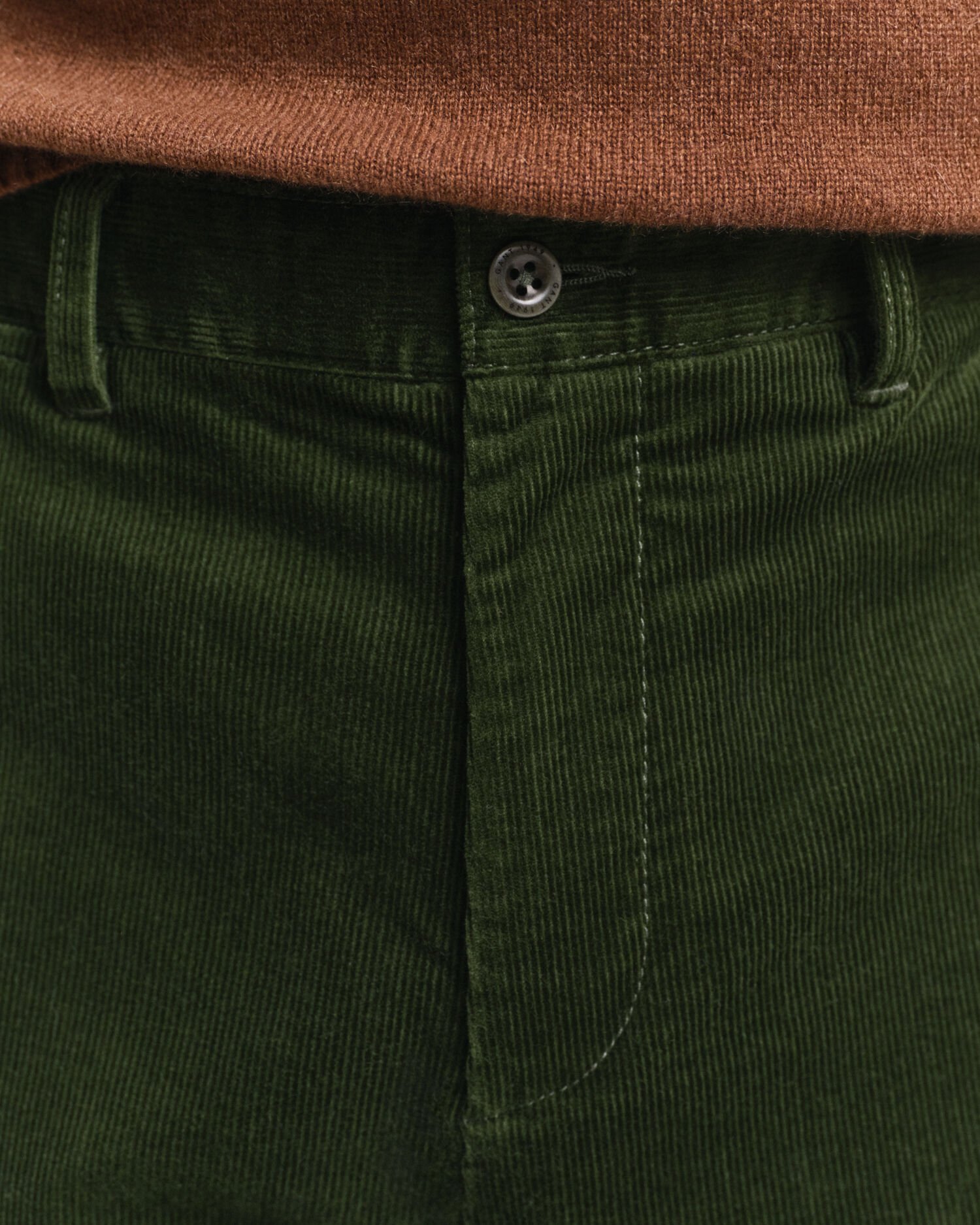 Pantalon chino regular fit en velours côtelé