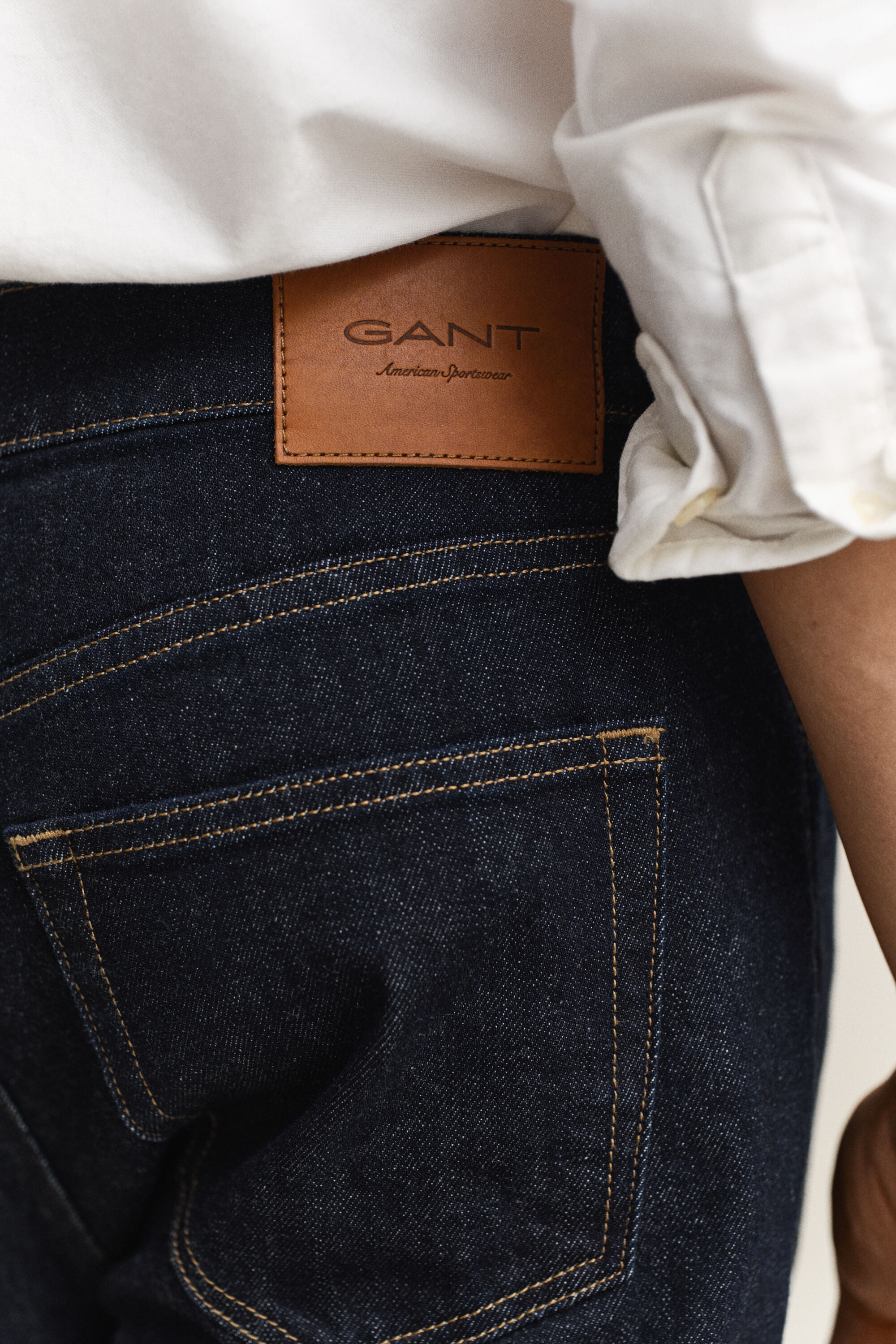 Jean coupe slim à délavage épuré