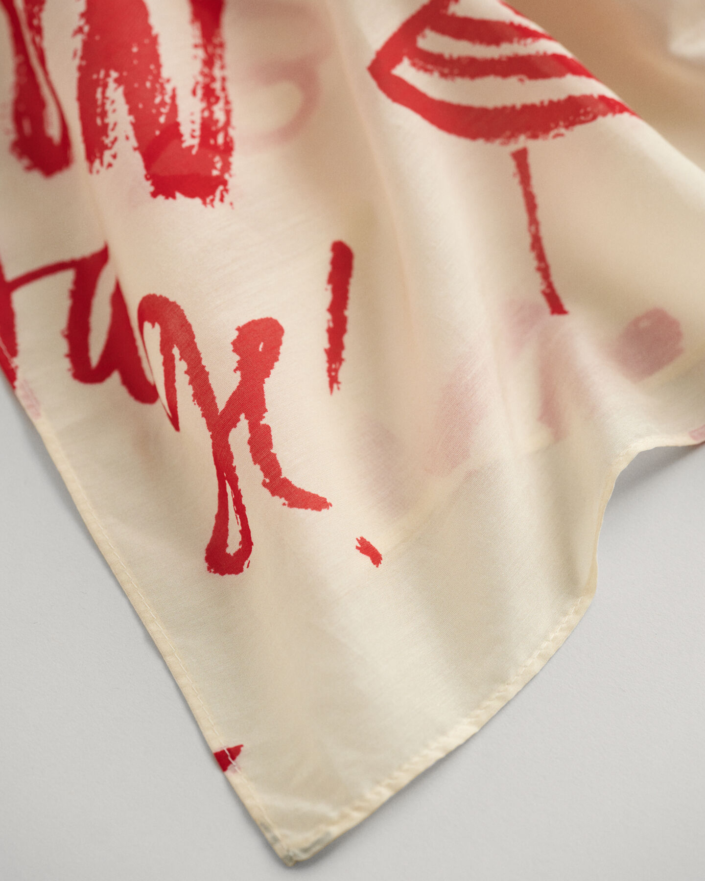 Foulard en coton et soie avec texte imprimé