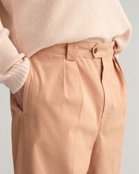 Pantalon chino en serg&eacute; pliss&eacute;