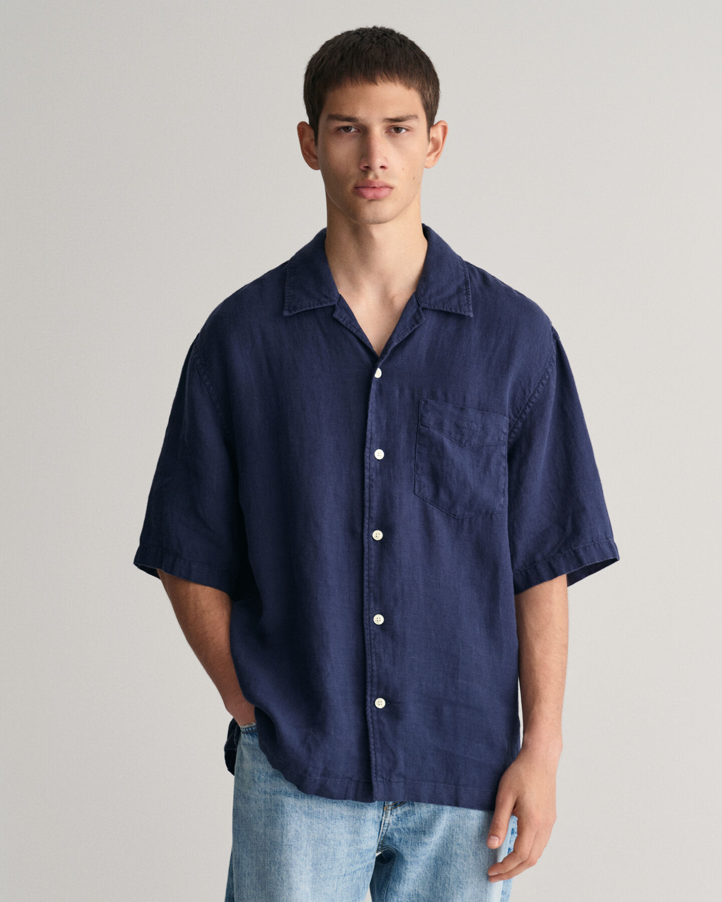 Chemise relaxed fit en lin teint en pi&egrave;ce &agrave; manches courtes