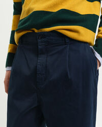 Pantalon chino relaxed fit en serg&eacute; de coton