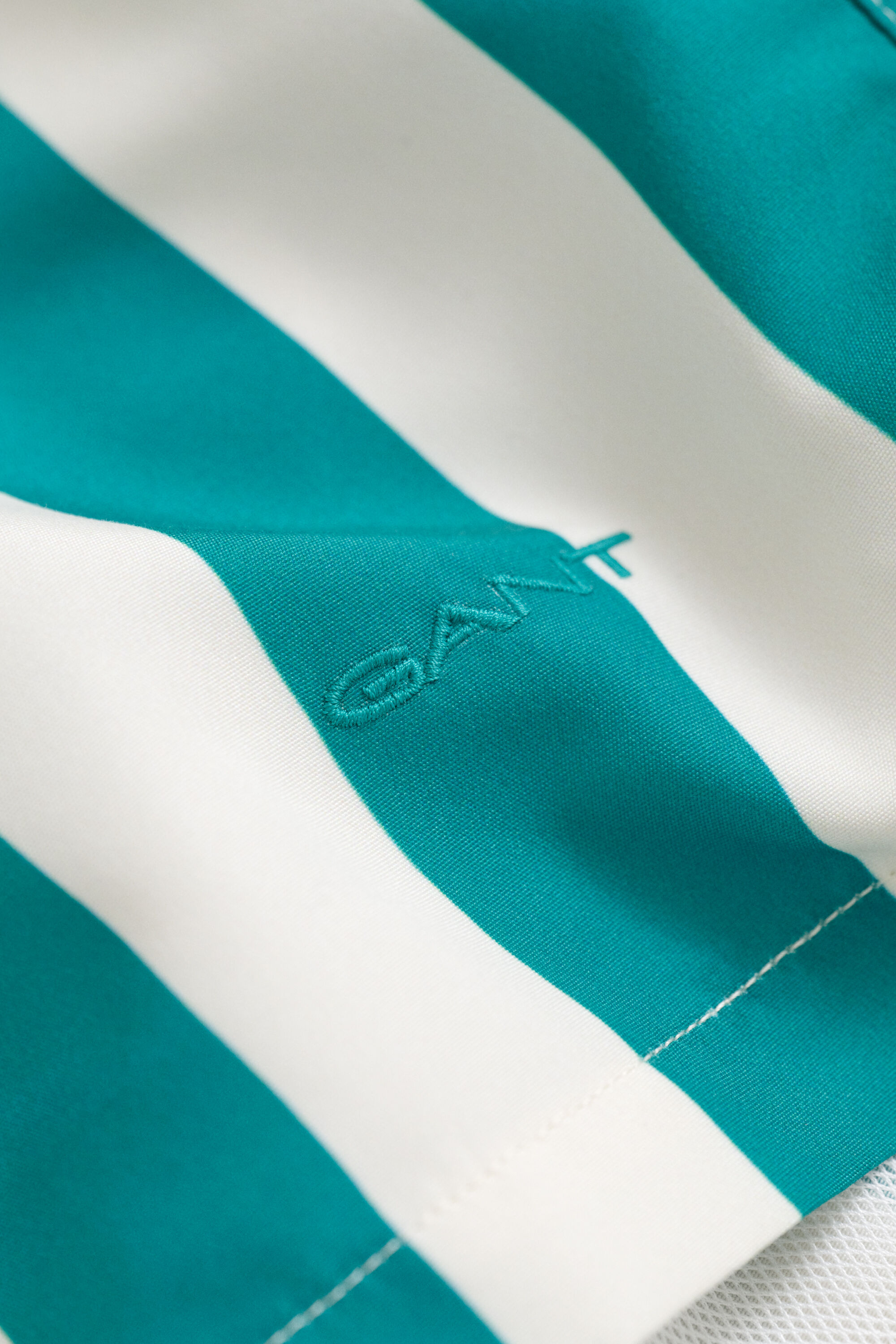 Short de bain à rayures en colour-block