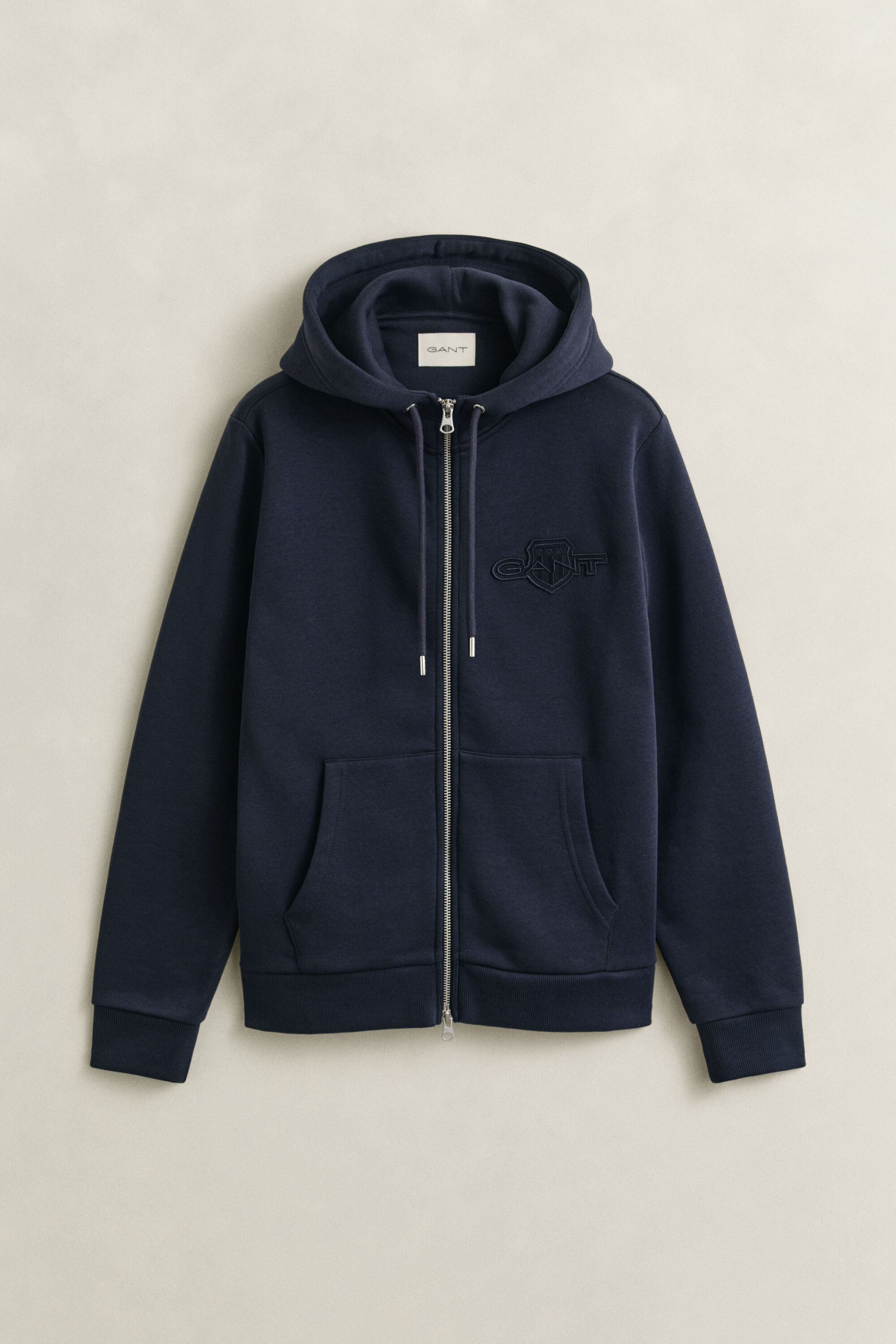 Sweat à capuche zippé avec écusson ton sur ton