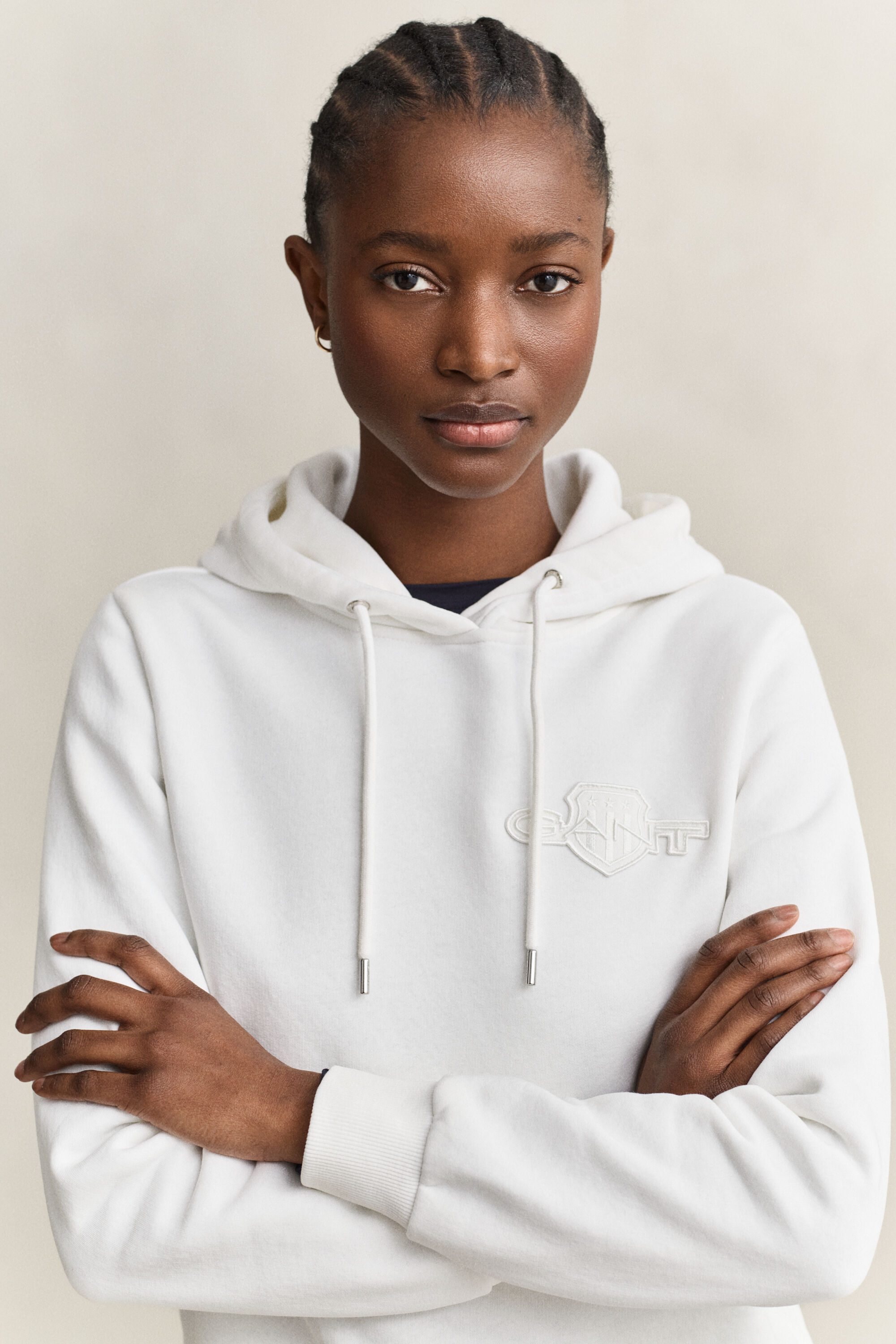 Sweat à capuche avec écusson ton sur ton