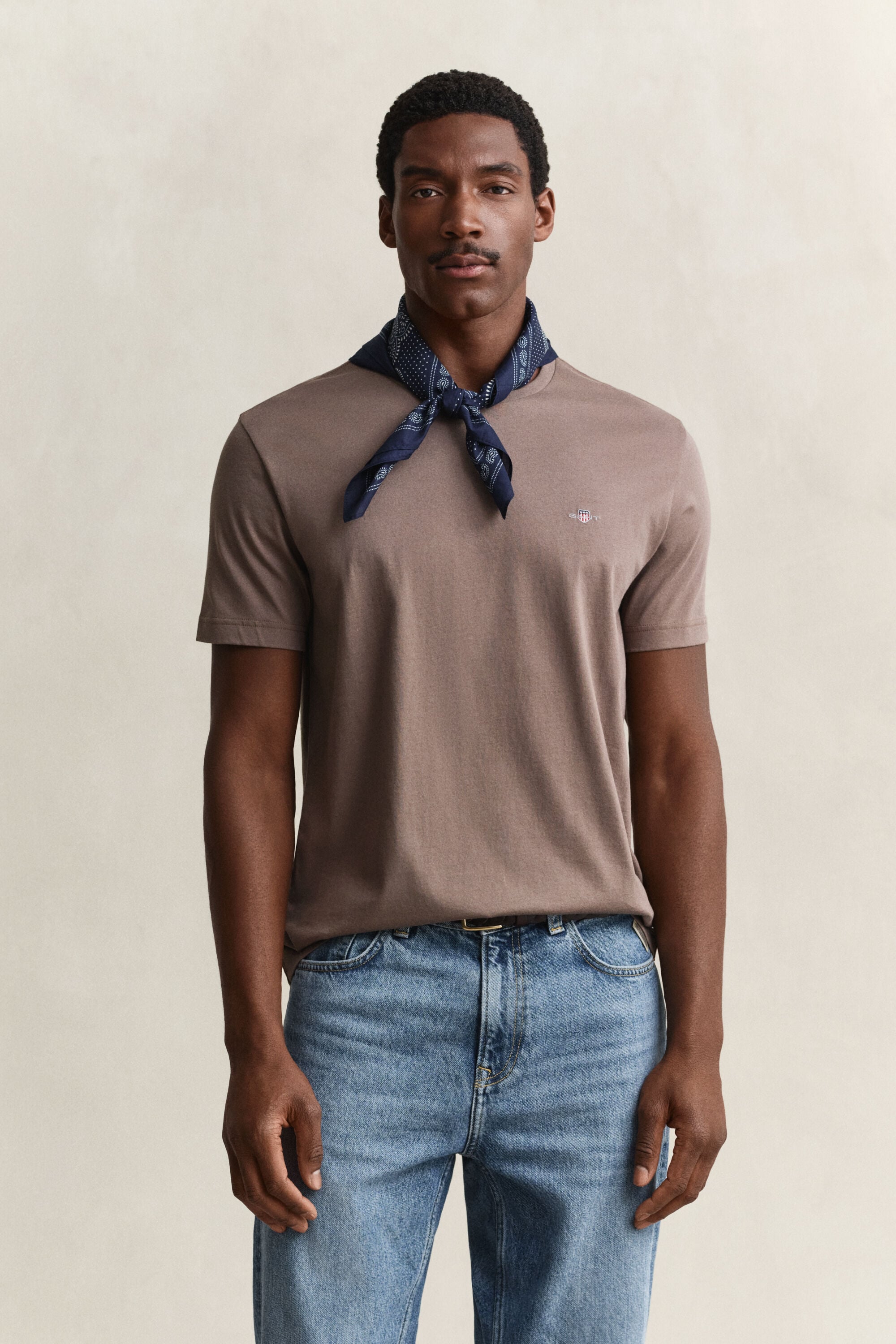 T-shirt coupe regular avec écusson
