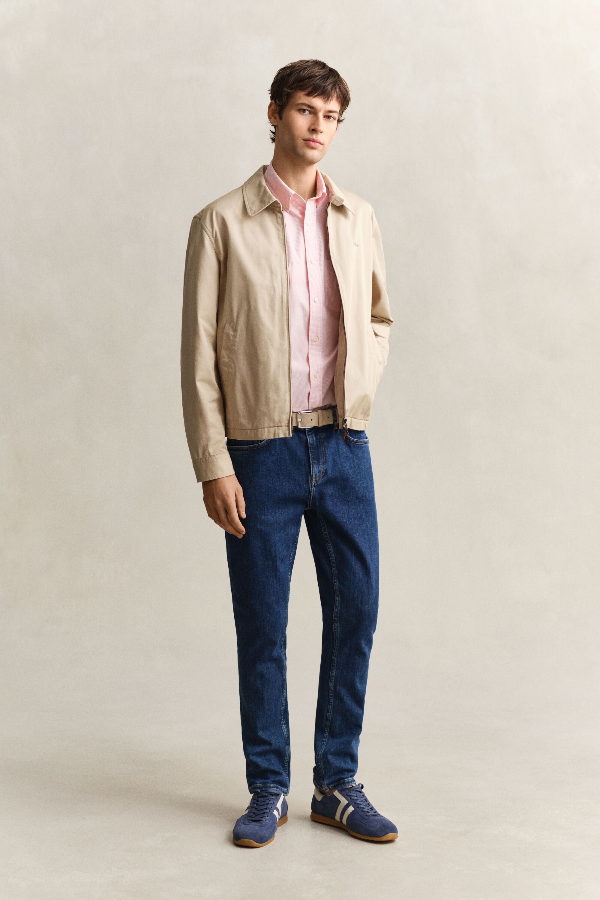 Jean coupe slim à délavage épuré