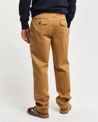 Pantalon chino regular fit en coton bross&eacute;