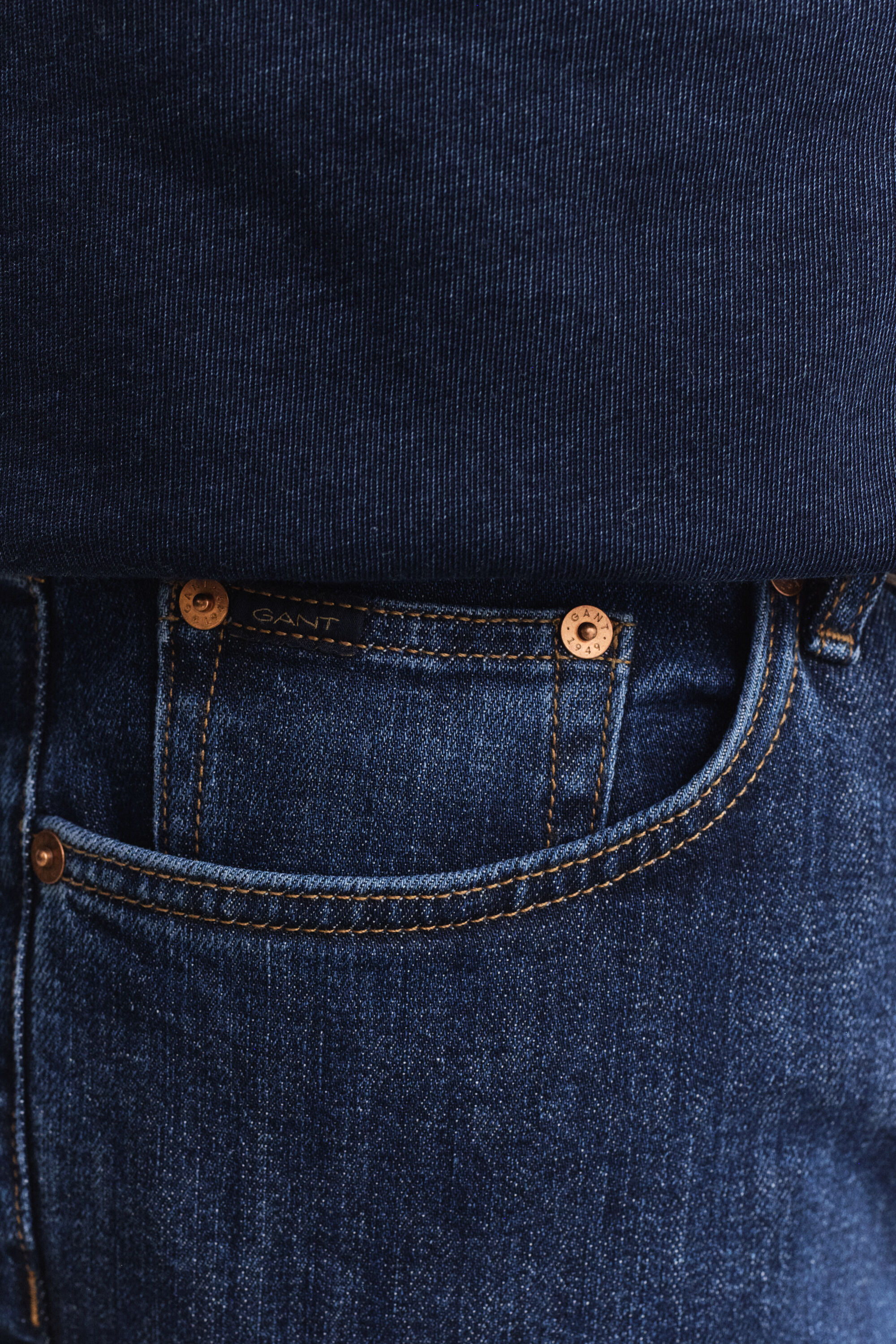 Jean coupe slim à délavage épuré