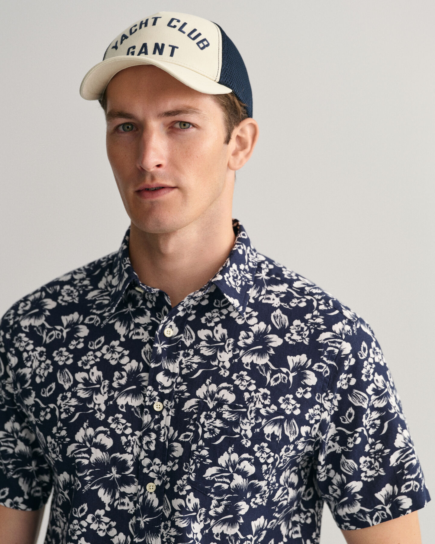 Chemise regular fit en coton et lin &agrave; imprim&eacute; floral et manches courtes