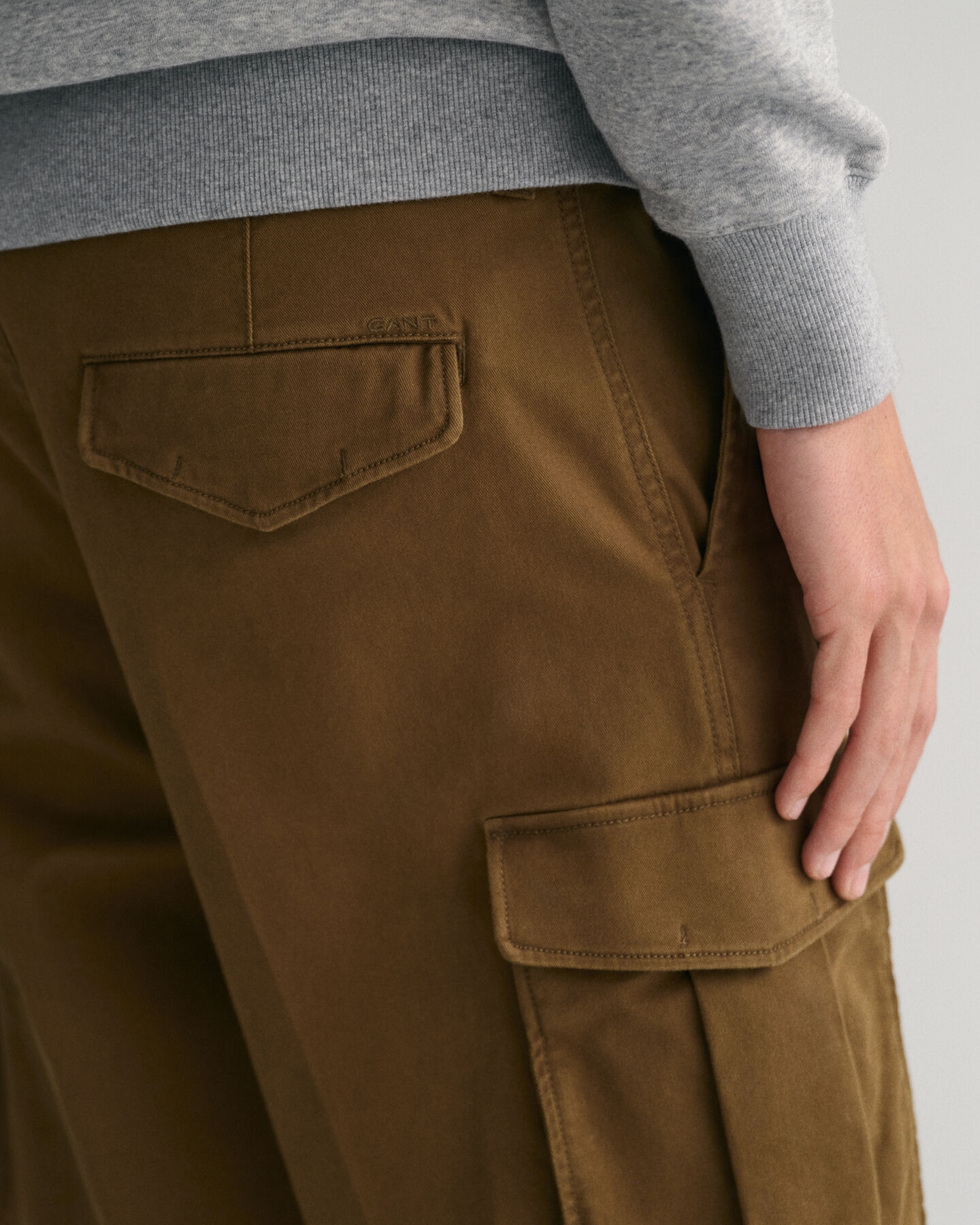 Pantalon cargo en sergé