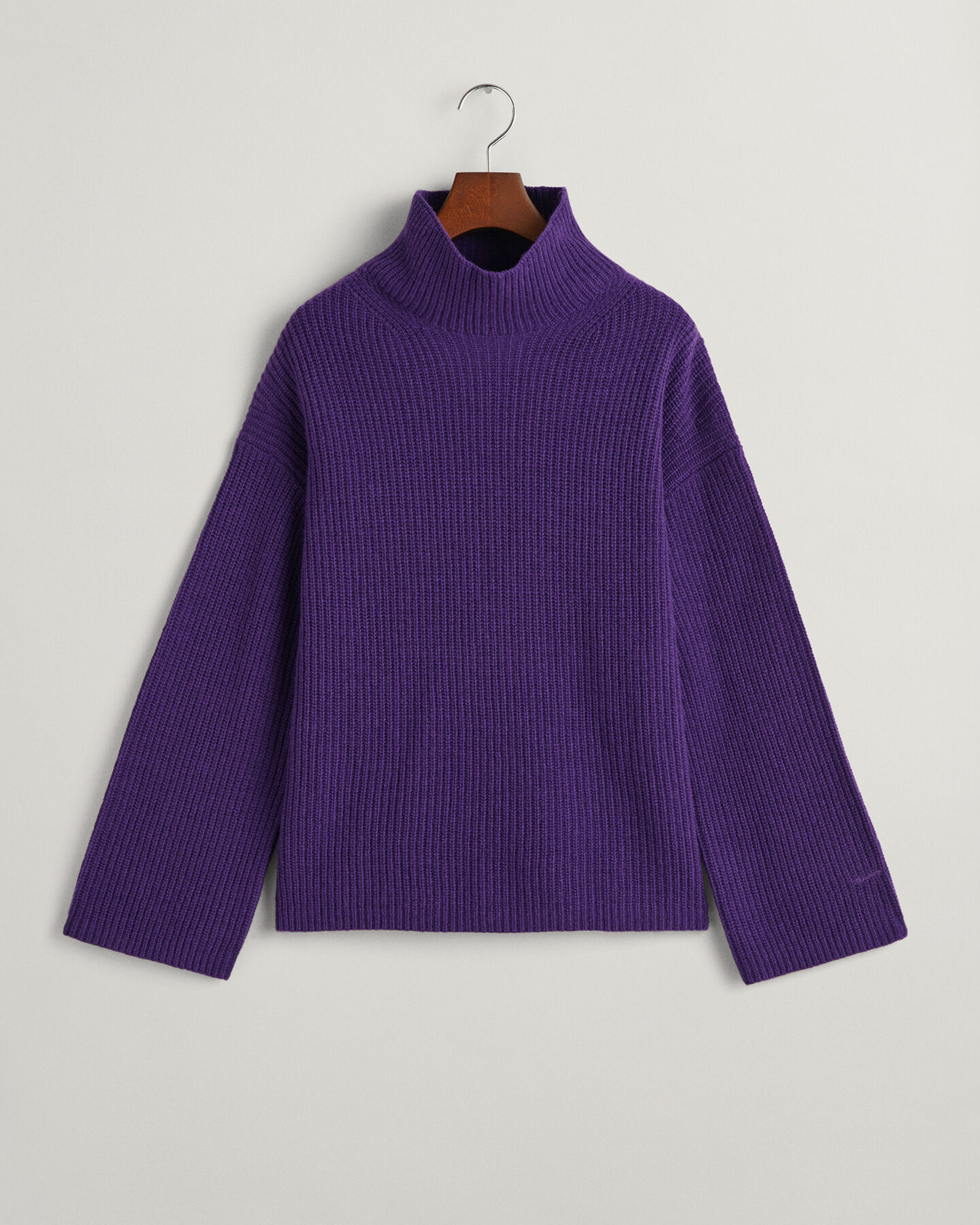 Pull en laine côtelée à col droit