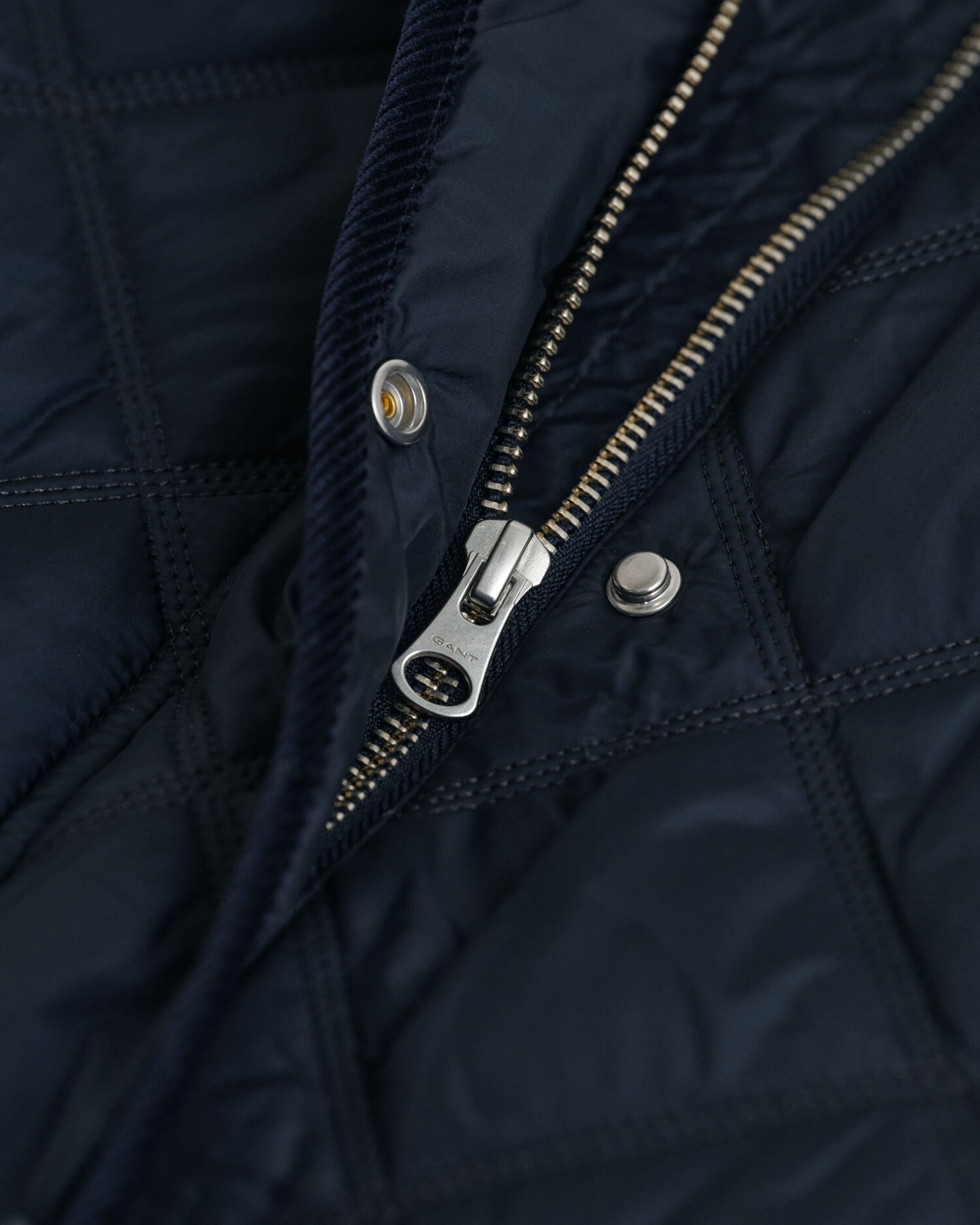 Manteau matelassé avec bord en velours côtelé