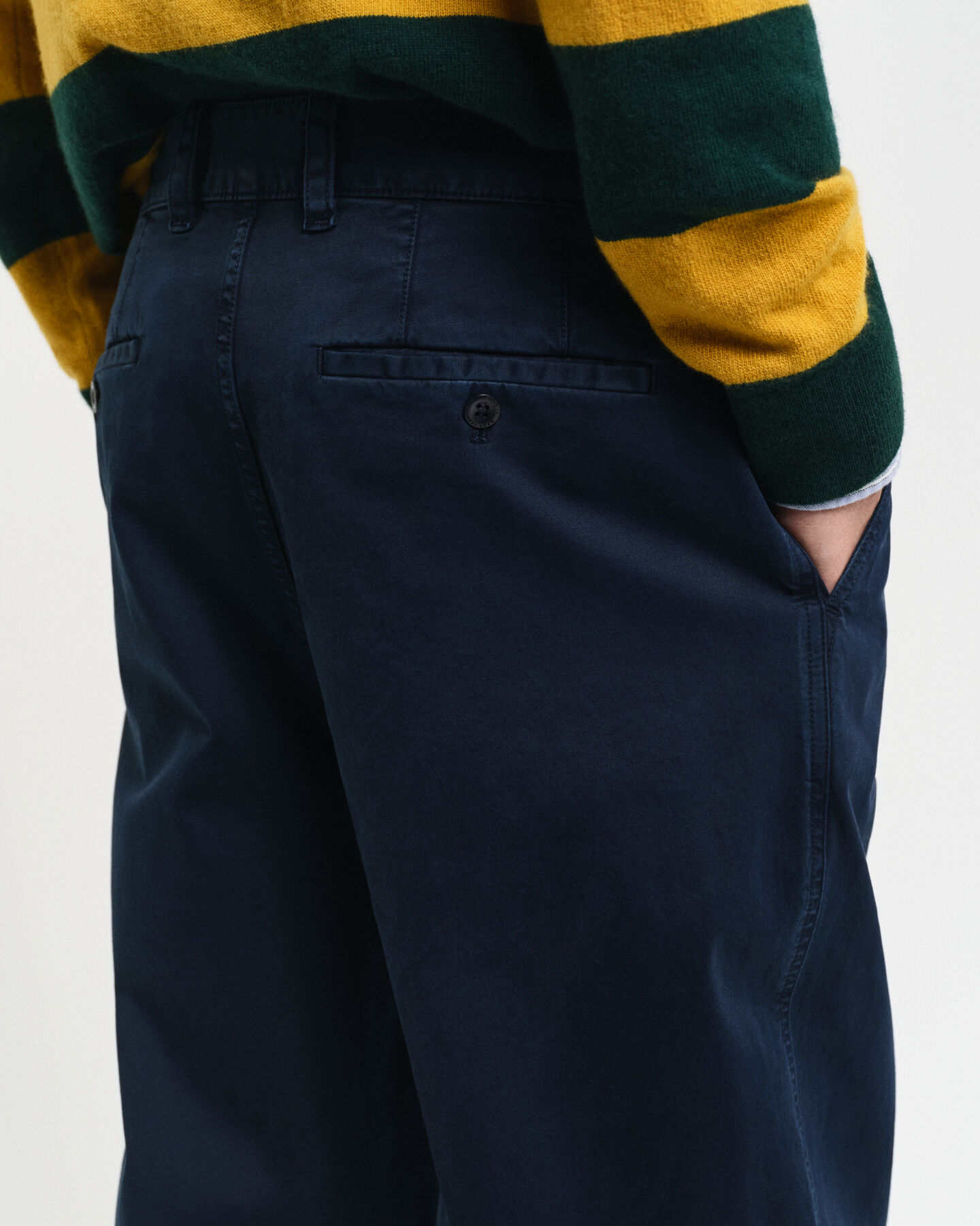 Pantalon chino relaxed fit en serg&eacute; de coton