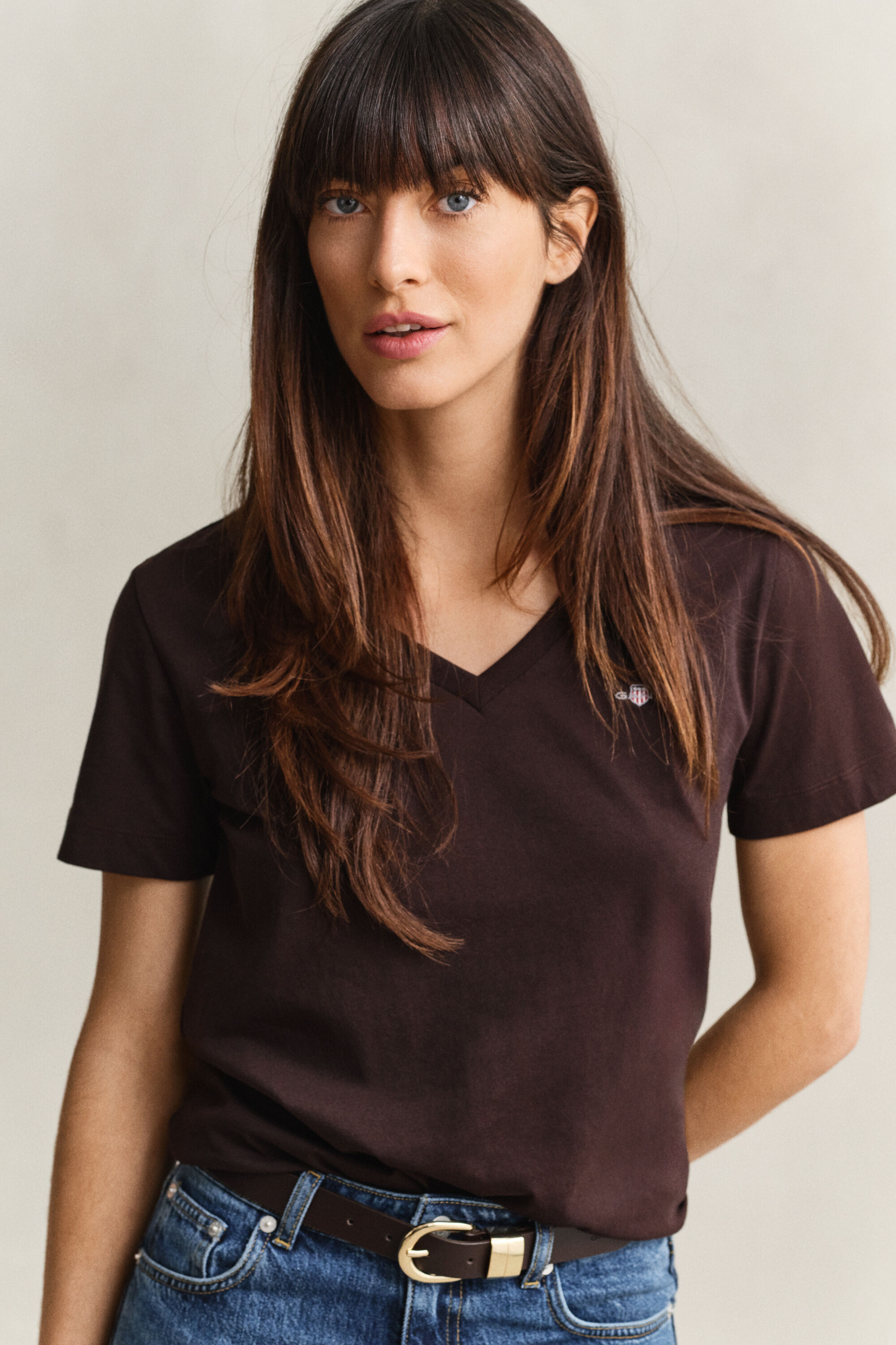 T-shirt col V avec écusson