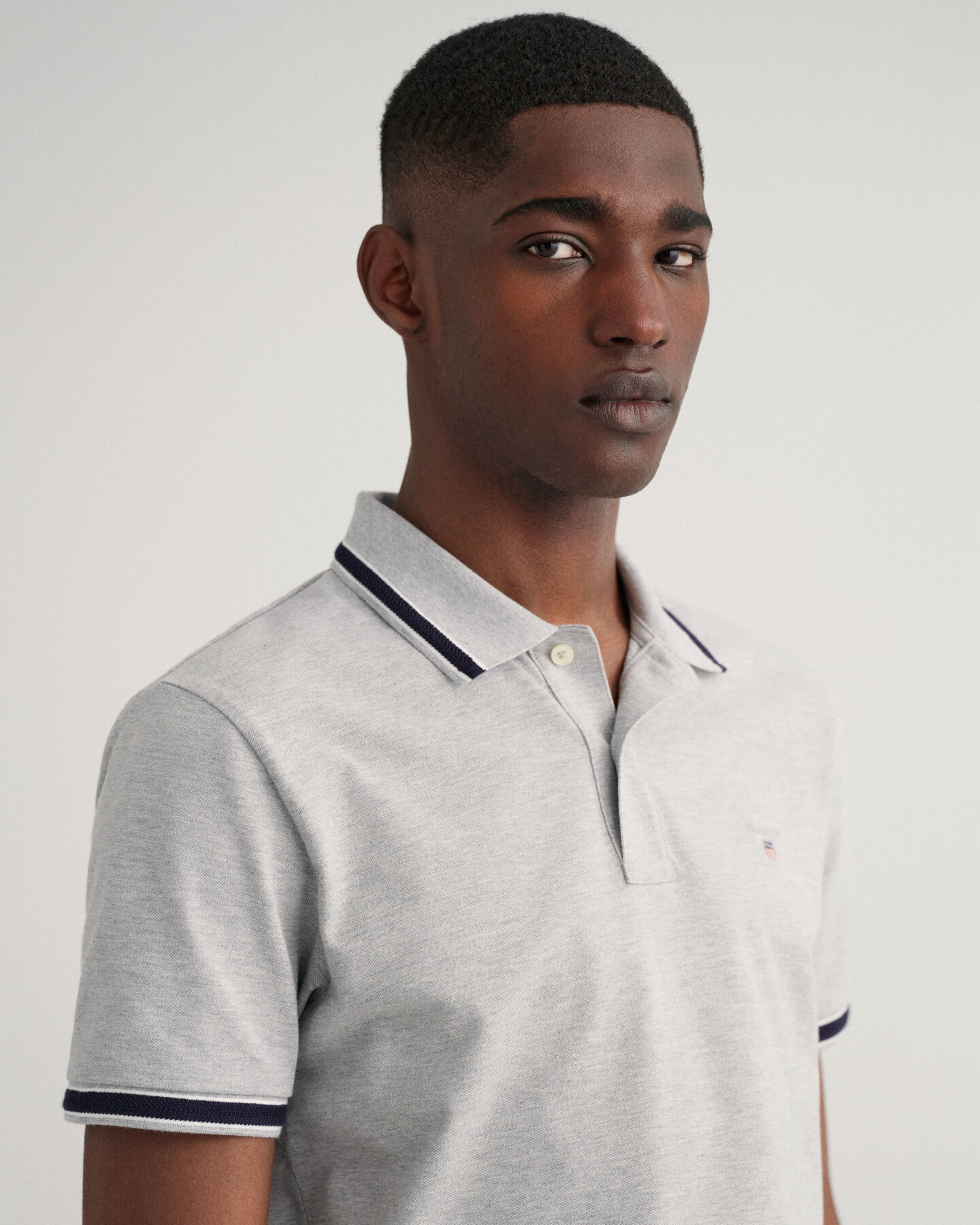 Polo en coton piqu&eacute; avec liser&eacute;s &agrave; chevrons