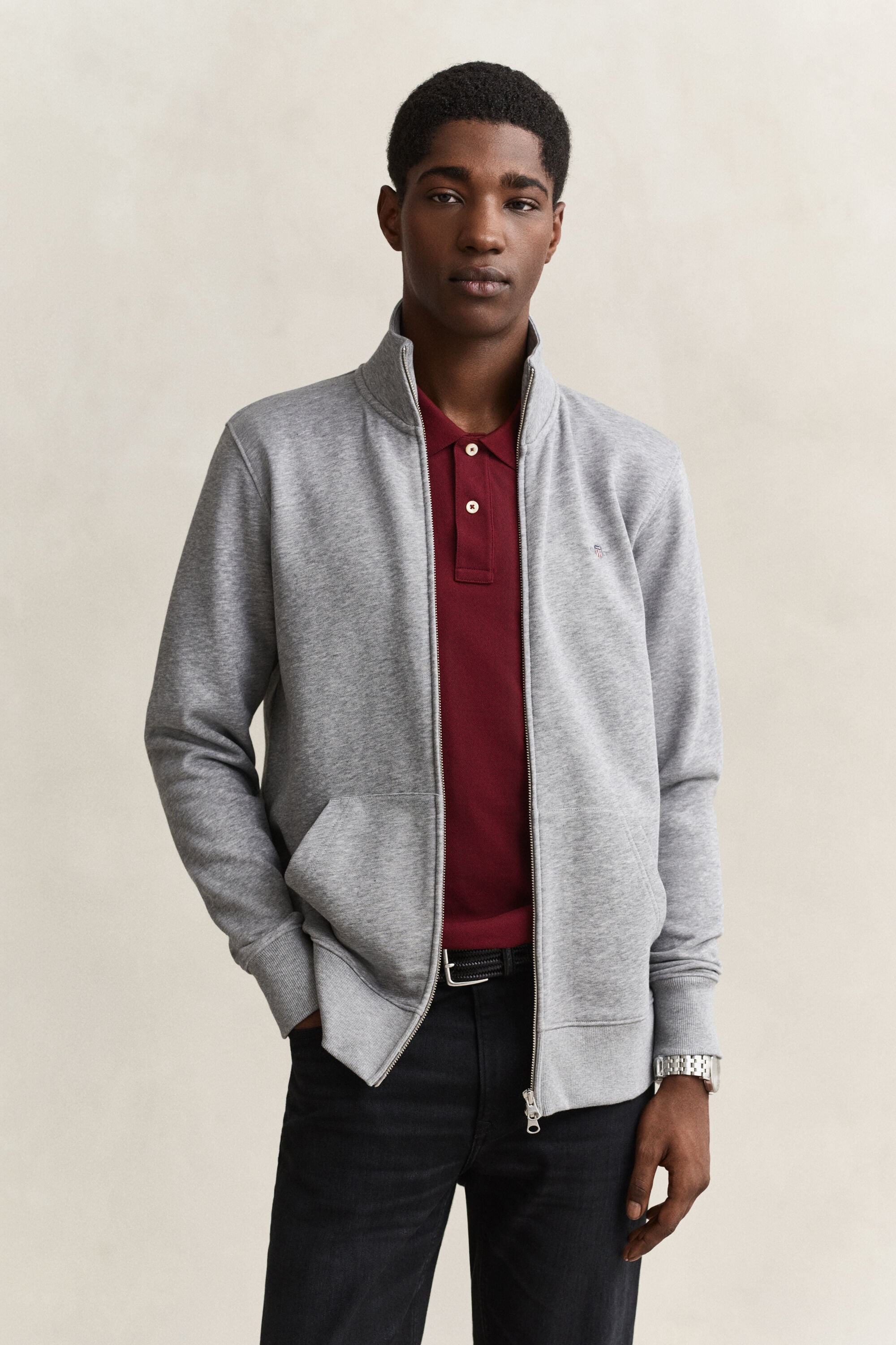 Sweat-shirt zippé avec écusson