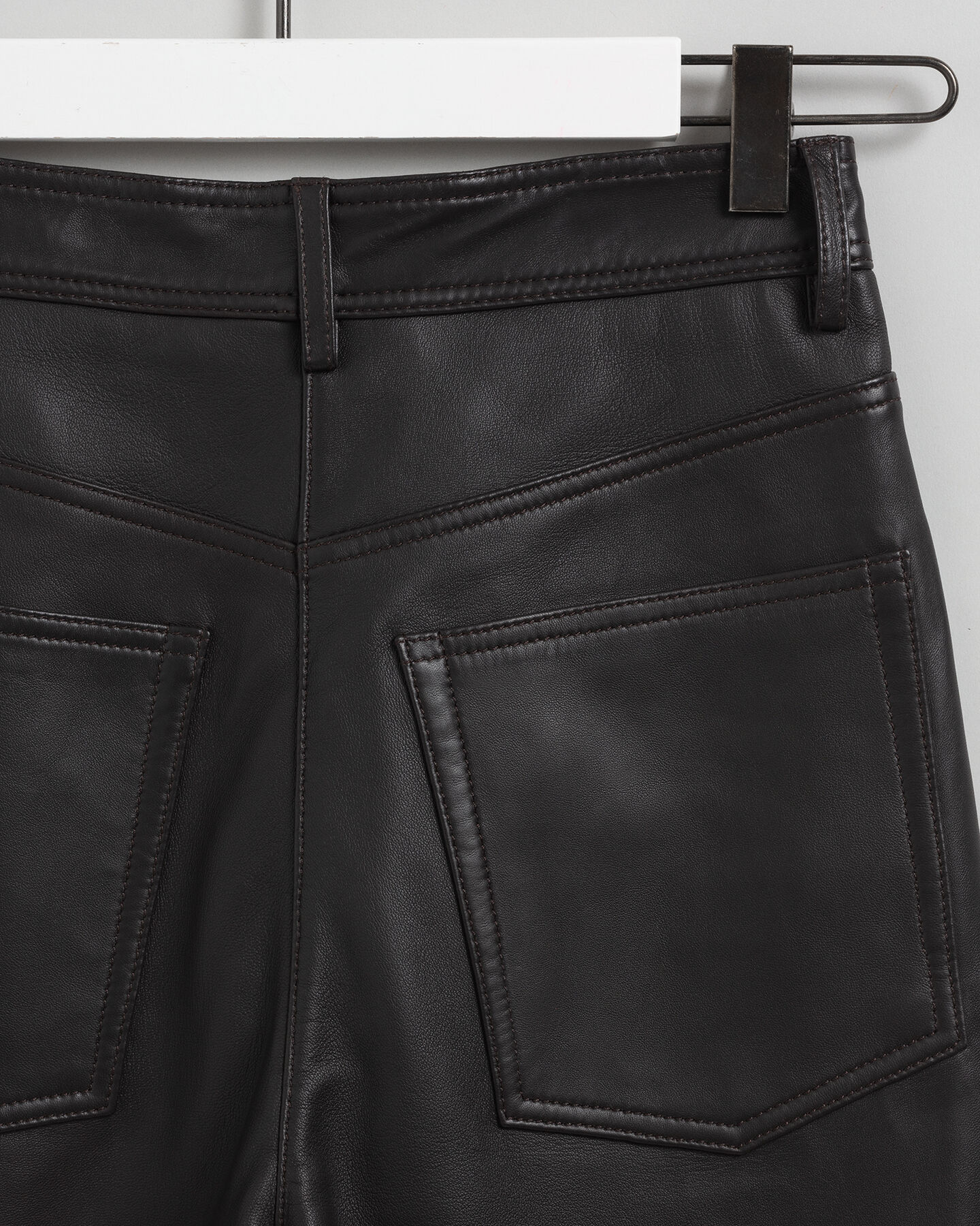 Pantalon court à taille haute en cuir