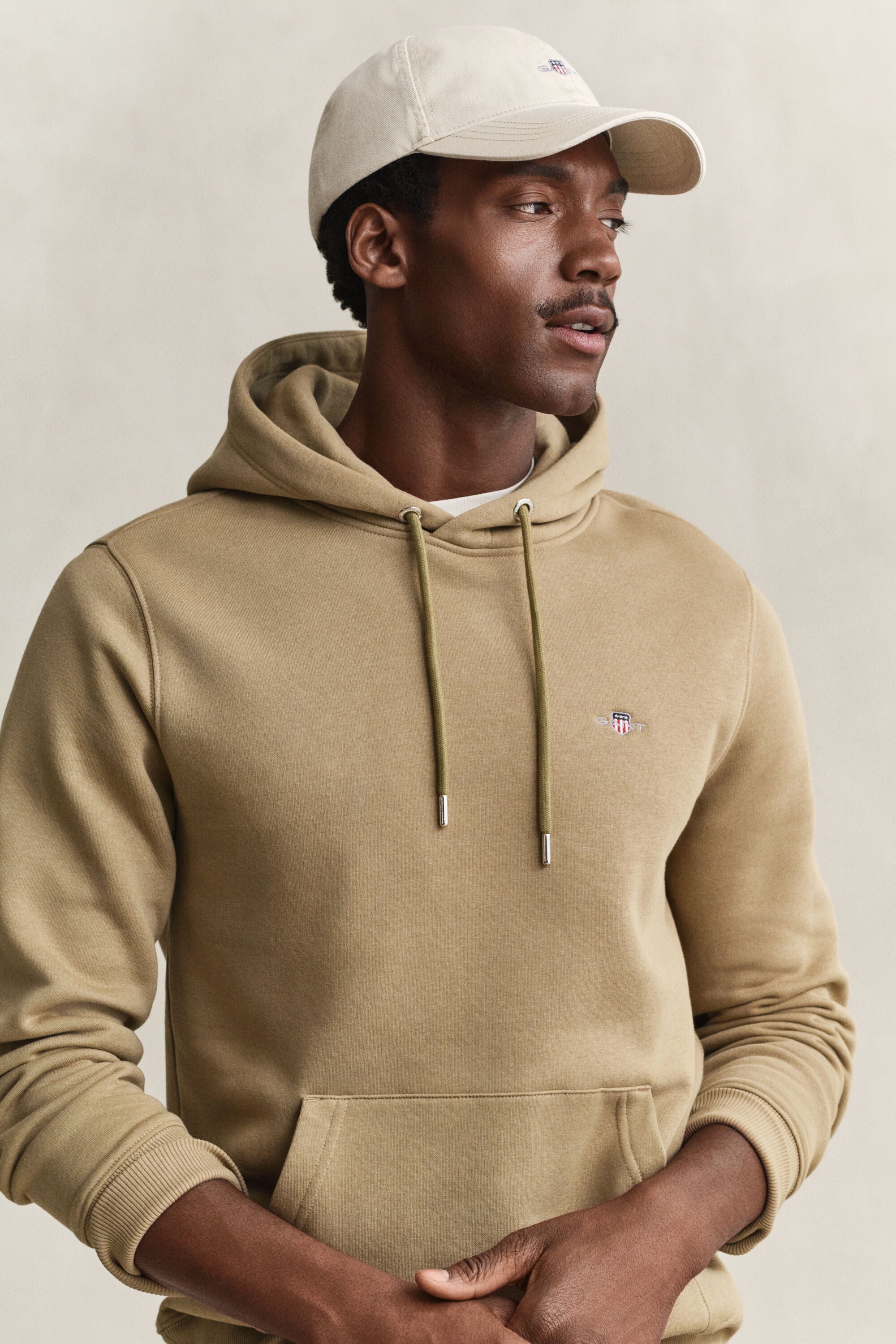 Sweat à capuche avec écusson