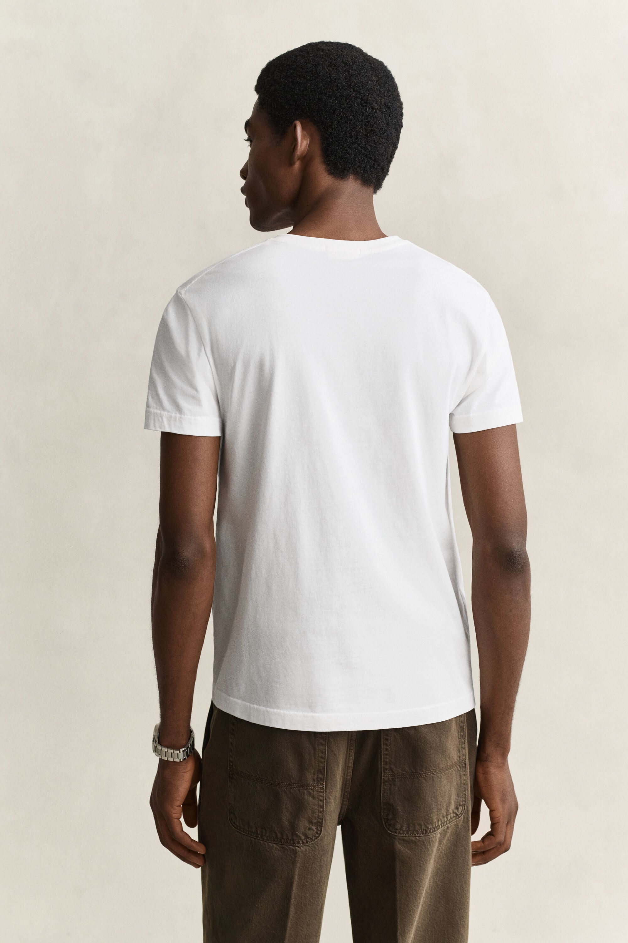 T-shirt col V avec écusson