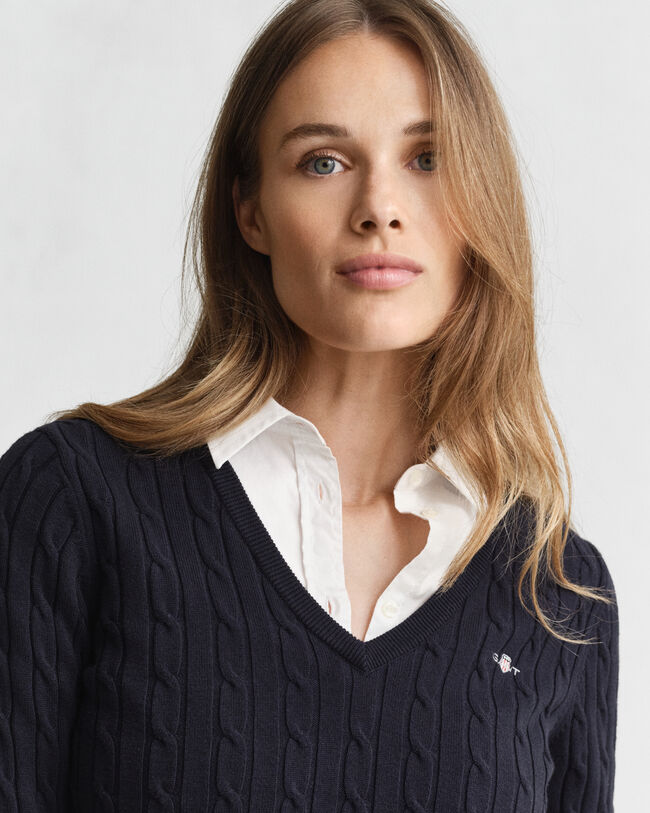 Pull col V en maille de coton stretch à torsades