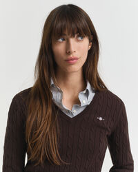 Pull col V en maille de coton stretch à torsades