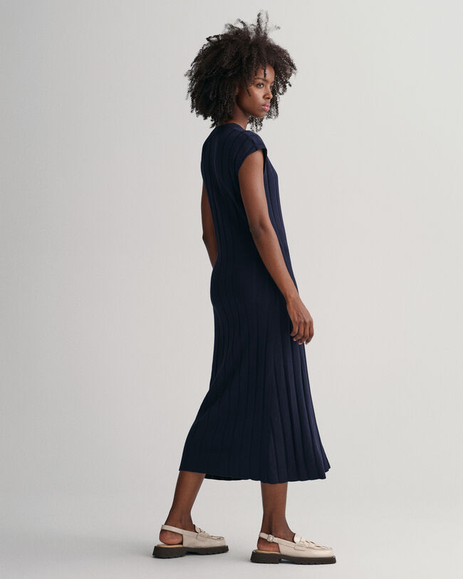 Robe ras du cou en maille c&ocirc;tel&eacute;e sans manches