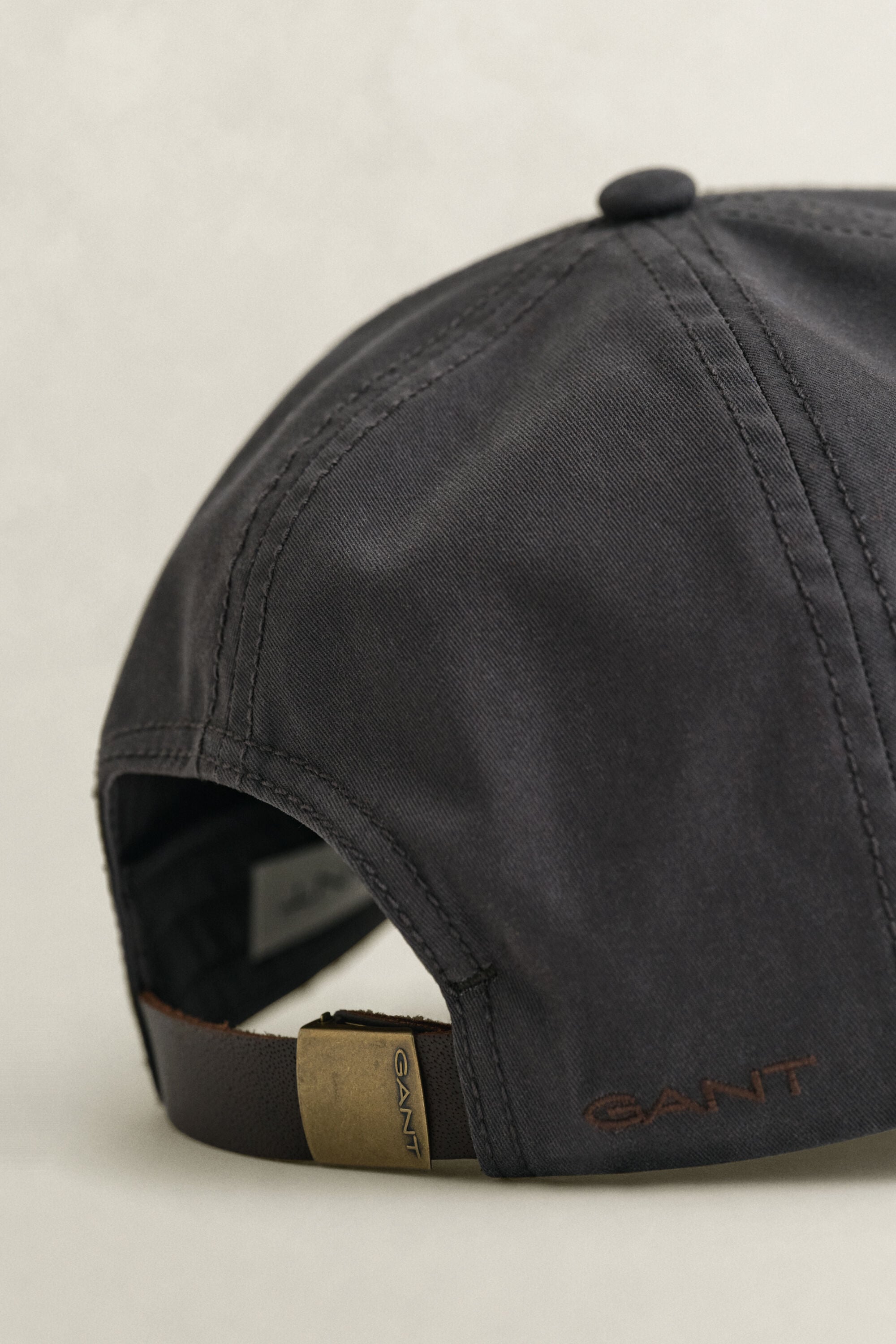 Casquette en cuir ciré avec visière