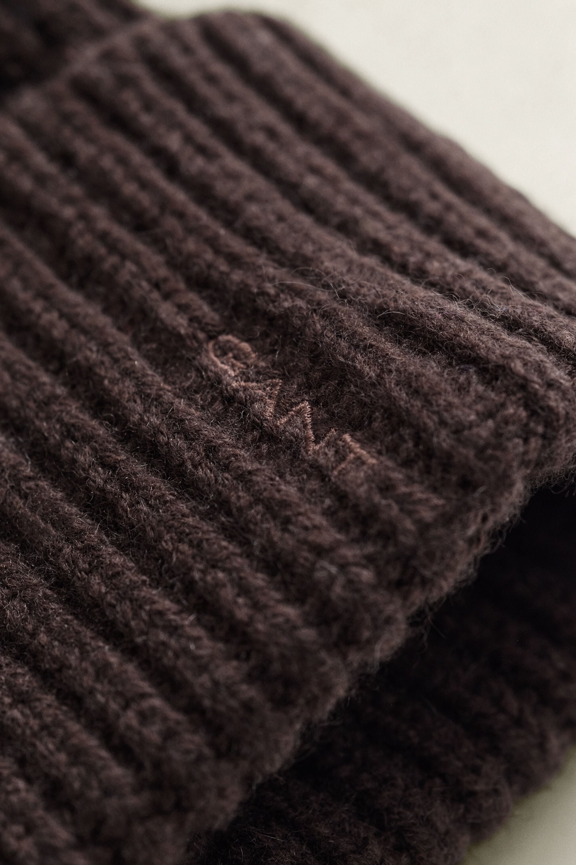 Bonnet en mélange de laine et cachemire côtelé