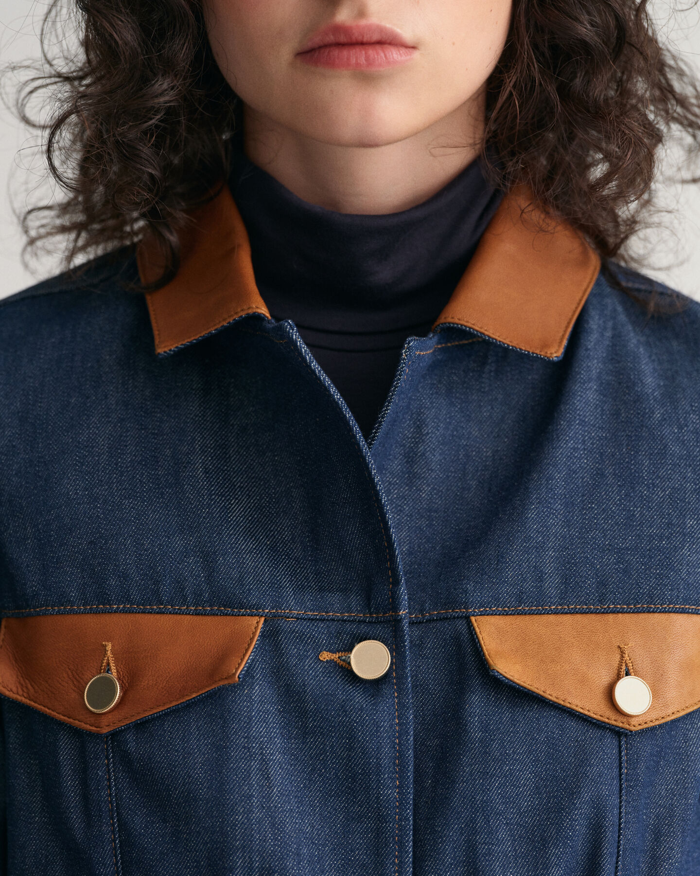 Veste en denim avec finitions en cuir