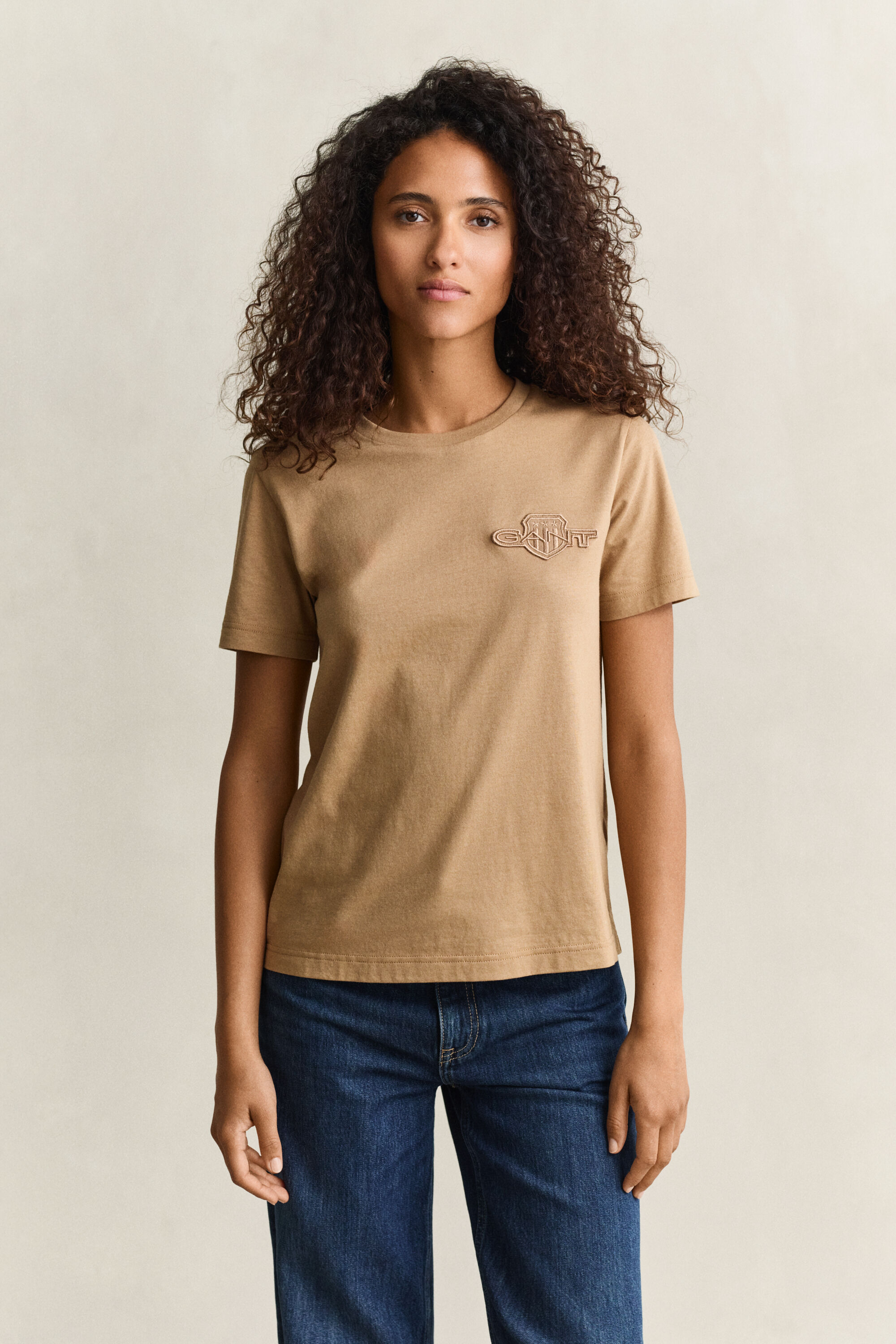 T-shirt avec écusson ton sur ton