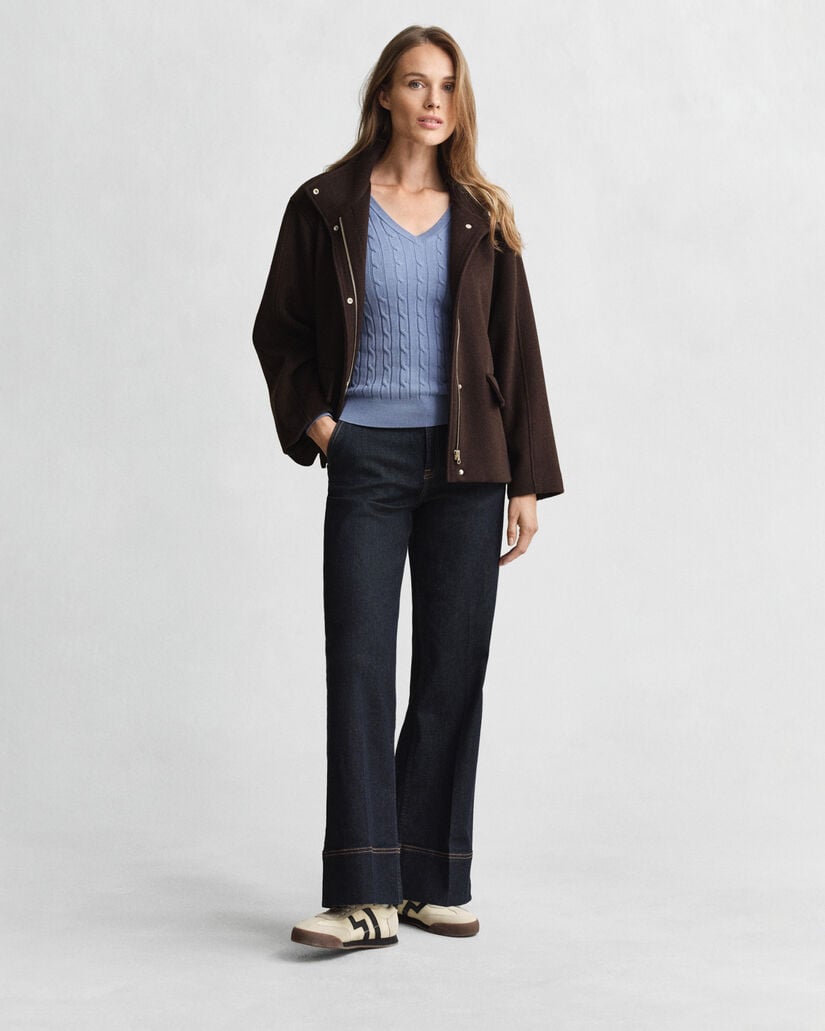 Pull col V en maille de coton stretch à torsades