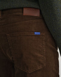 Jean slim fit en velours c&ocirc;tel&eacute; Hayes