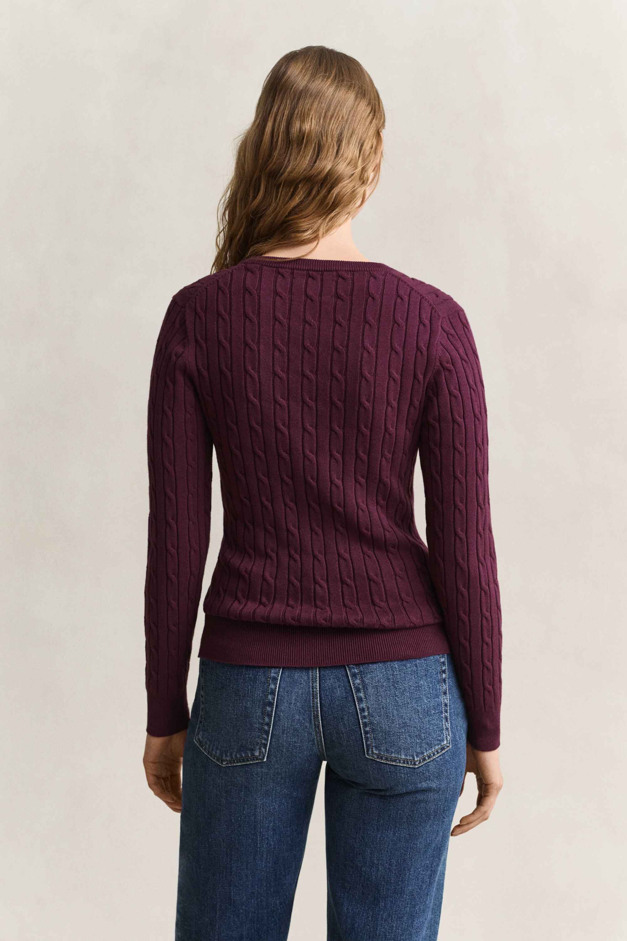 Pull col V en maille de coton stretch à torsades