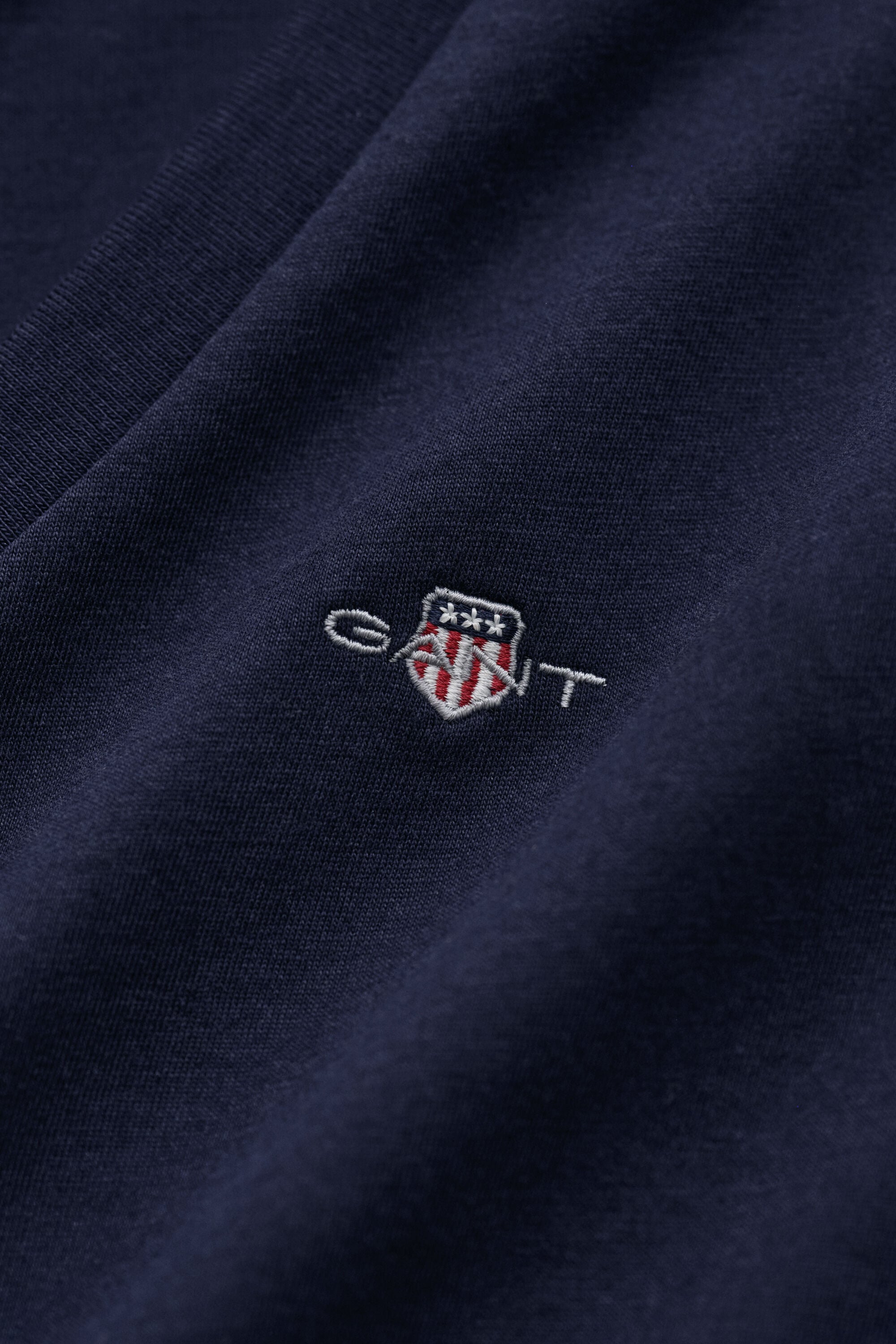 T-shirt col V avec écusson