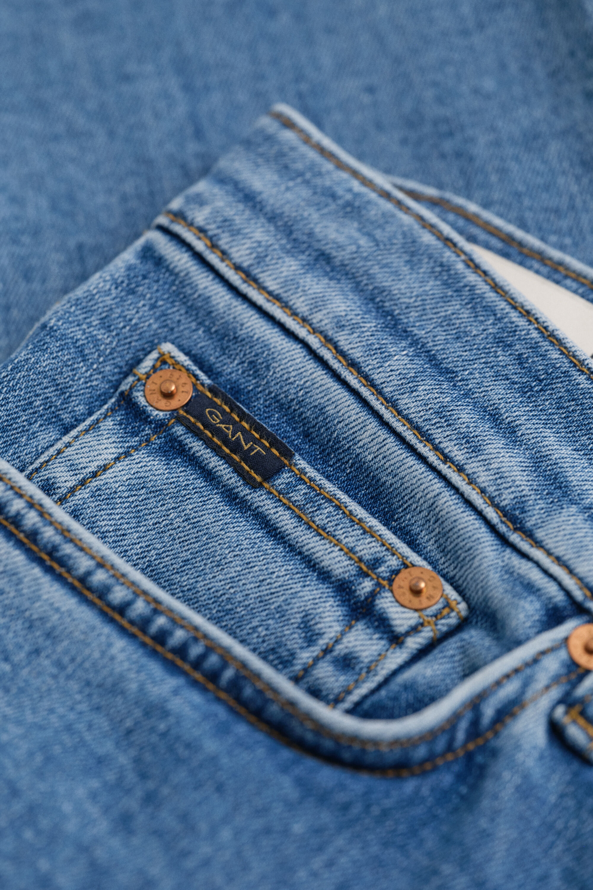 Jean coupe slim à délavage épuré