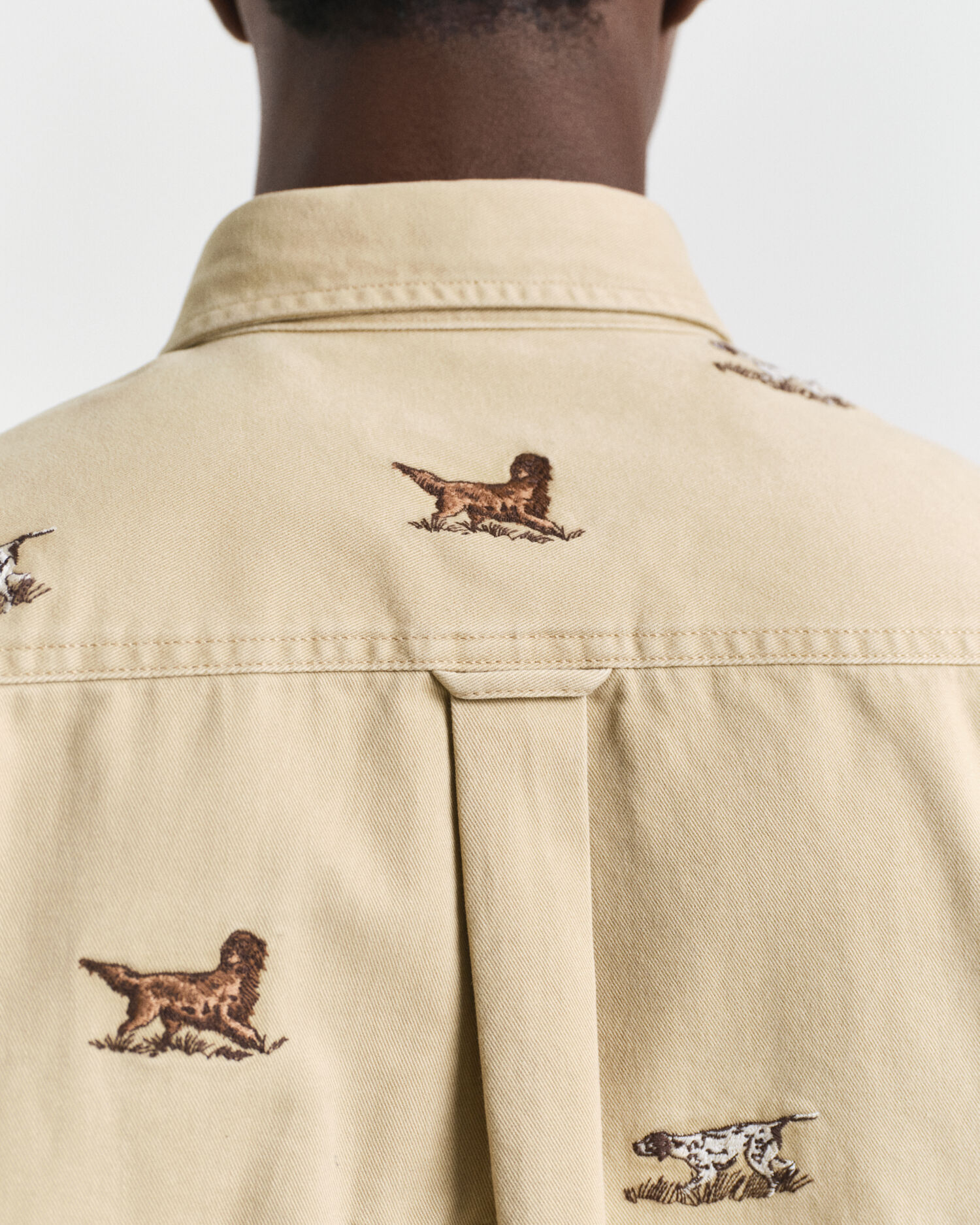 Chemise coupe décontractée en sergé avec motif brodé