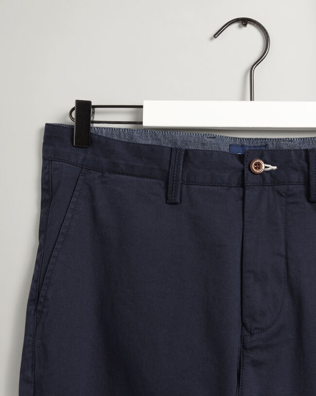 Pantalon chino regular fit en serg&eacute; Allister