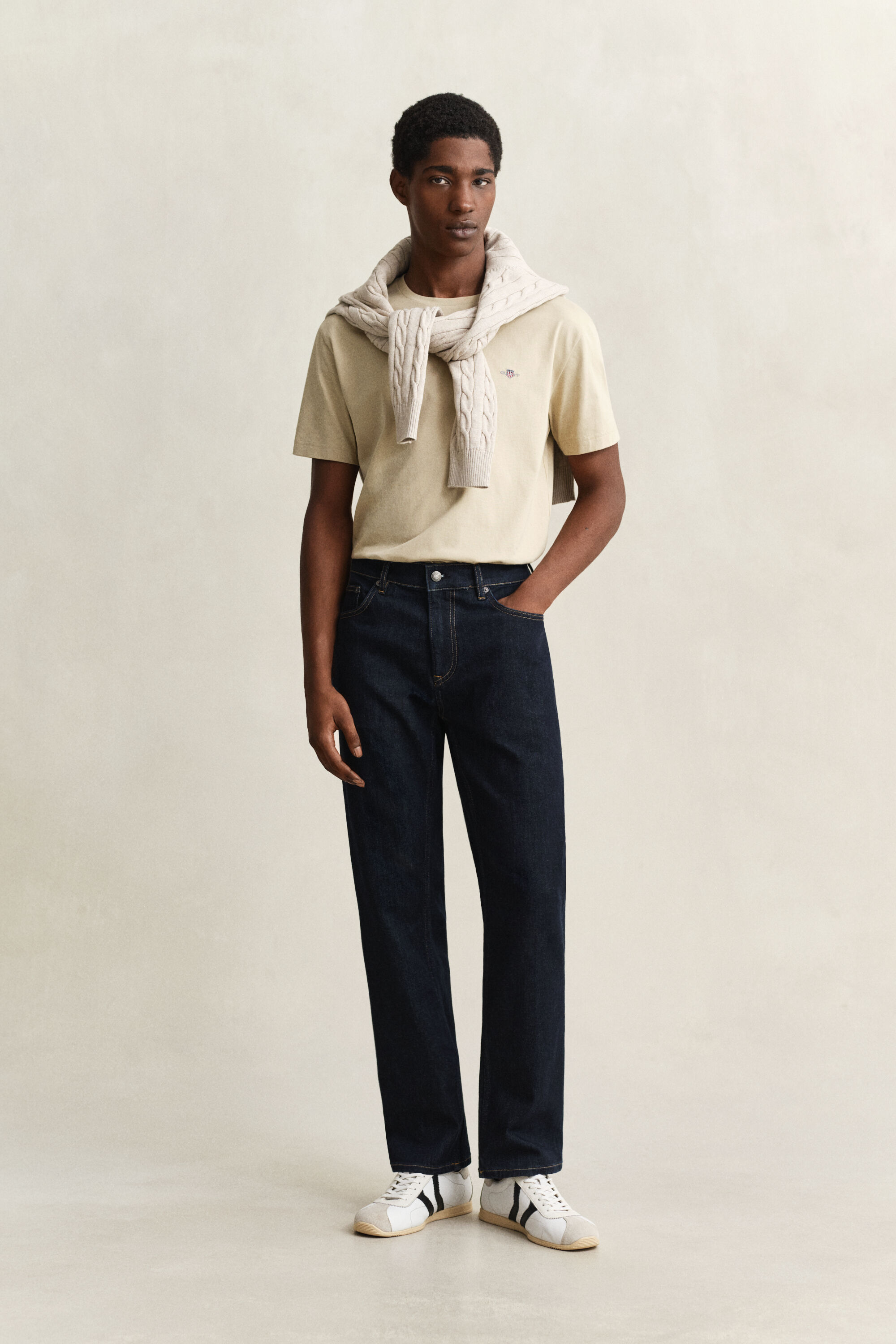 Jean coupe regular à délavage épuré